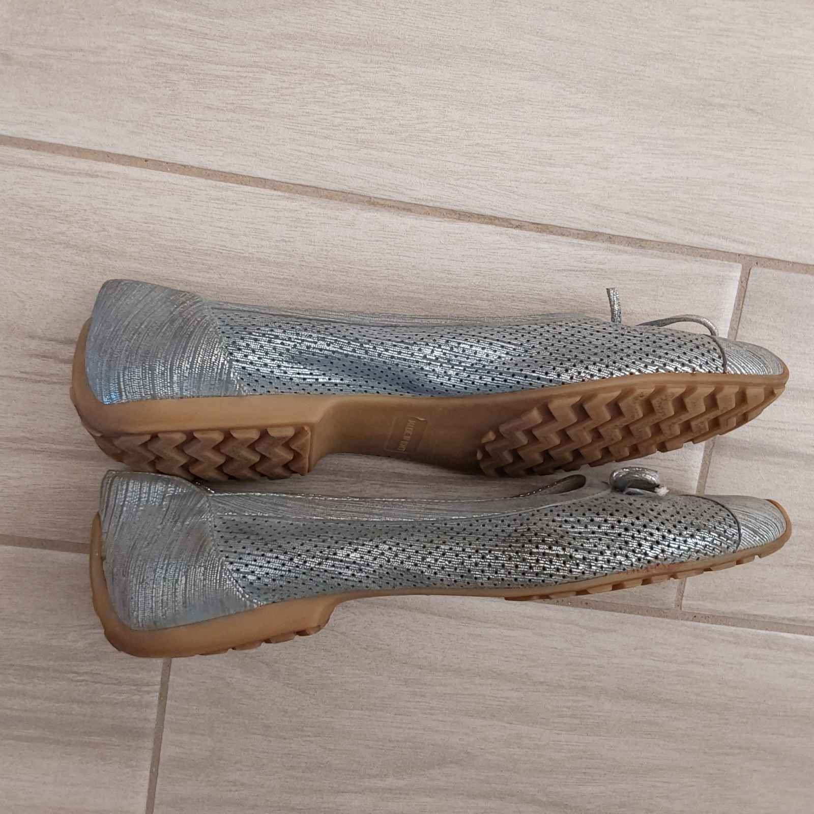 La Badia Firenze Silver Perforated Fabric Unlined Ballet Flats. Size 37 (US 7)