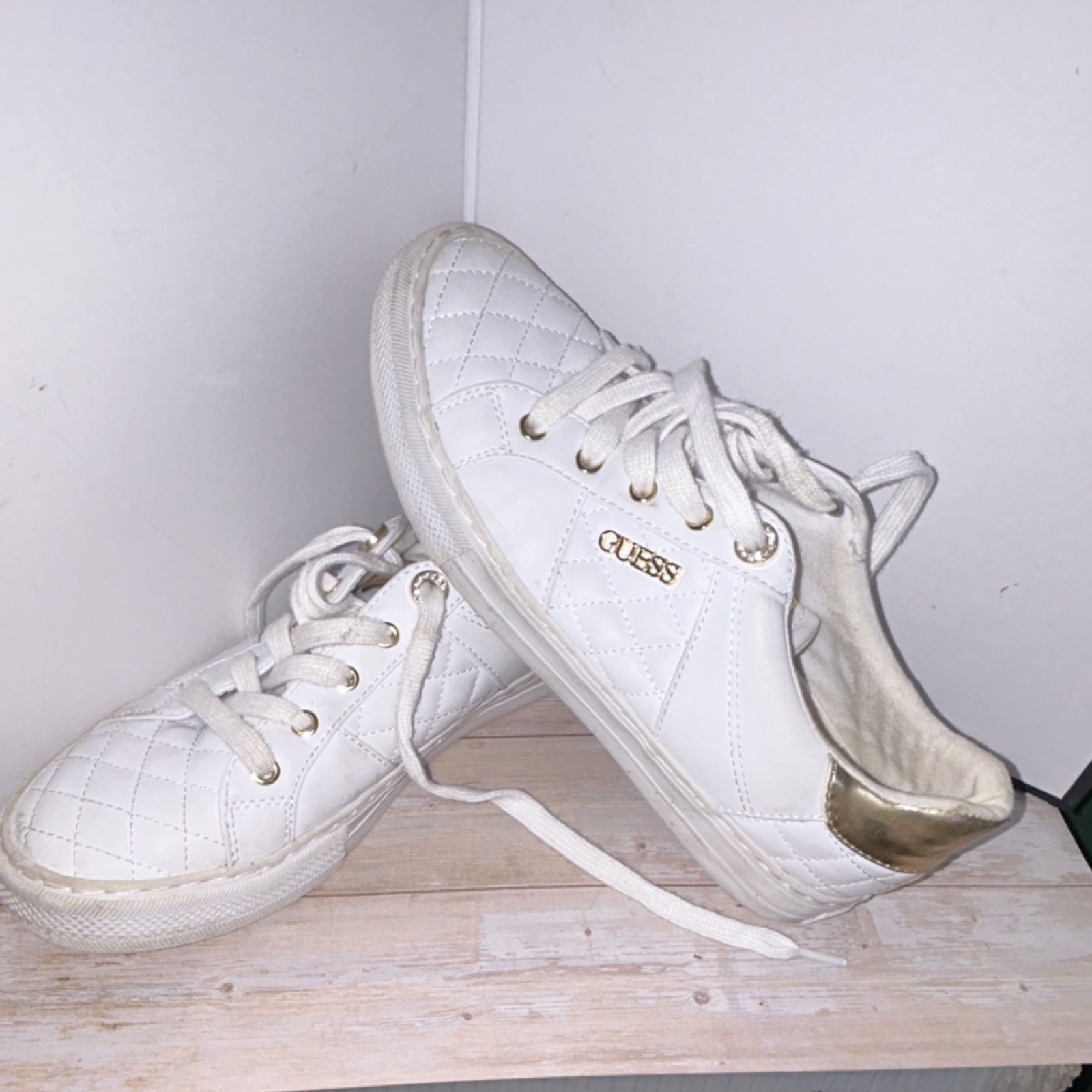 GUESS Womans White Quilted Low Top Lace-Up Sneakers Gold Logo Accents