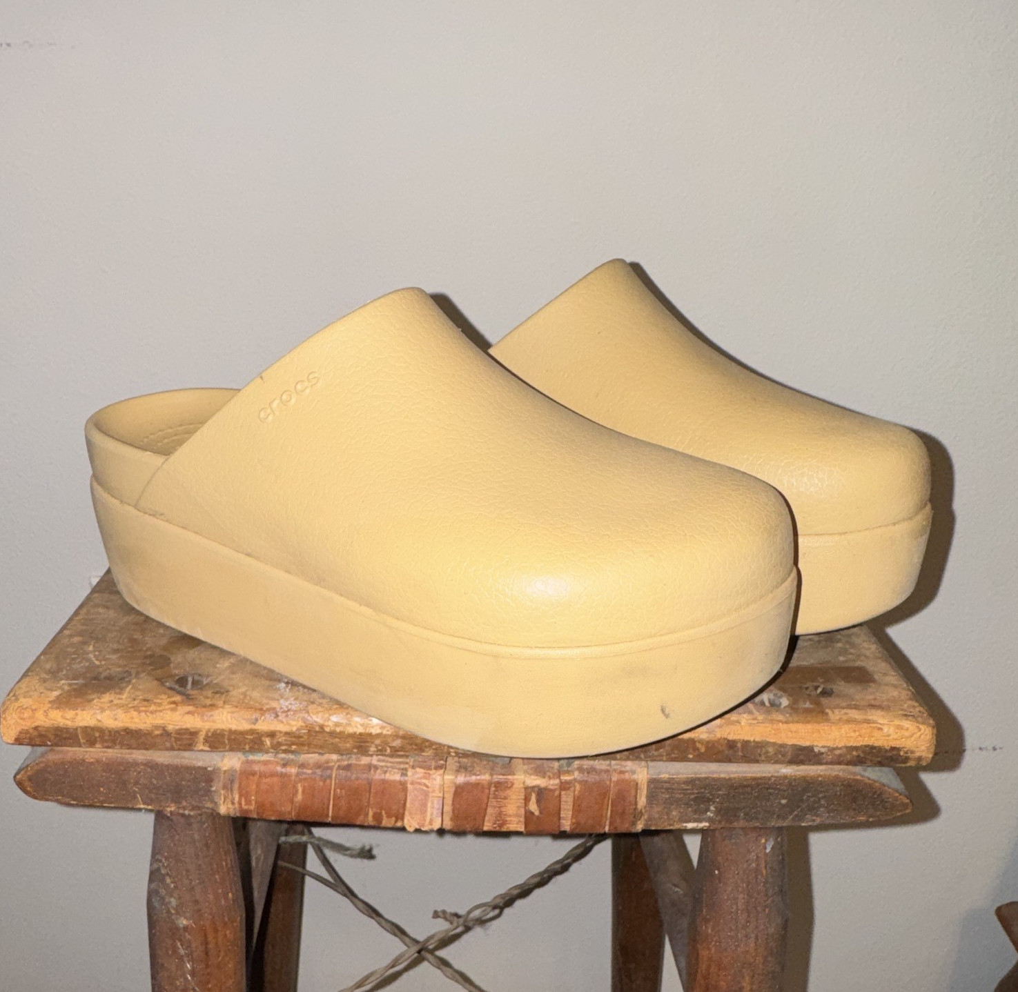 Crocs Women’s Beige Platform Clogs Slip-On Lightweight Comfort US 9