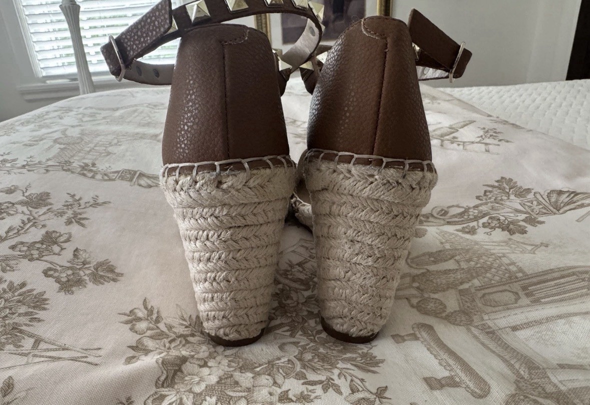 Steven New York Peni Studded Wedge Sandal – Cognac. Size 6.5.