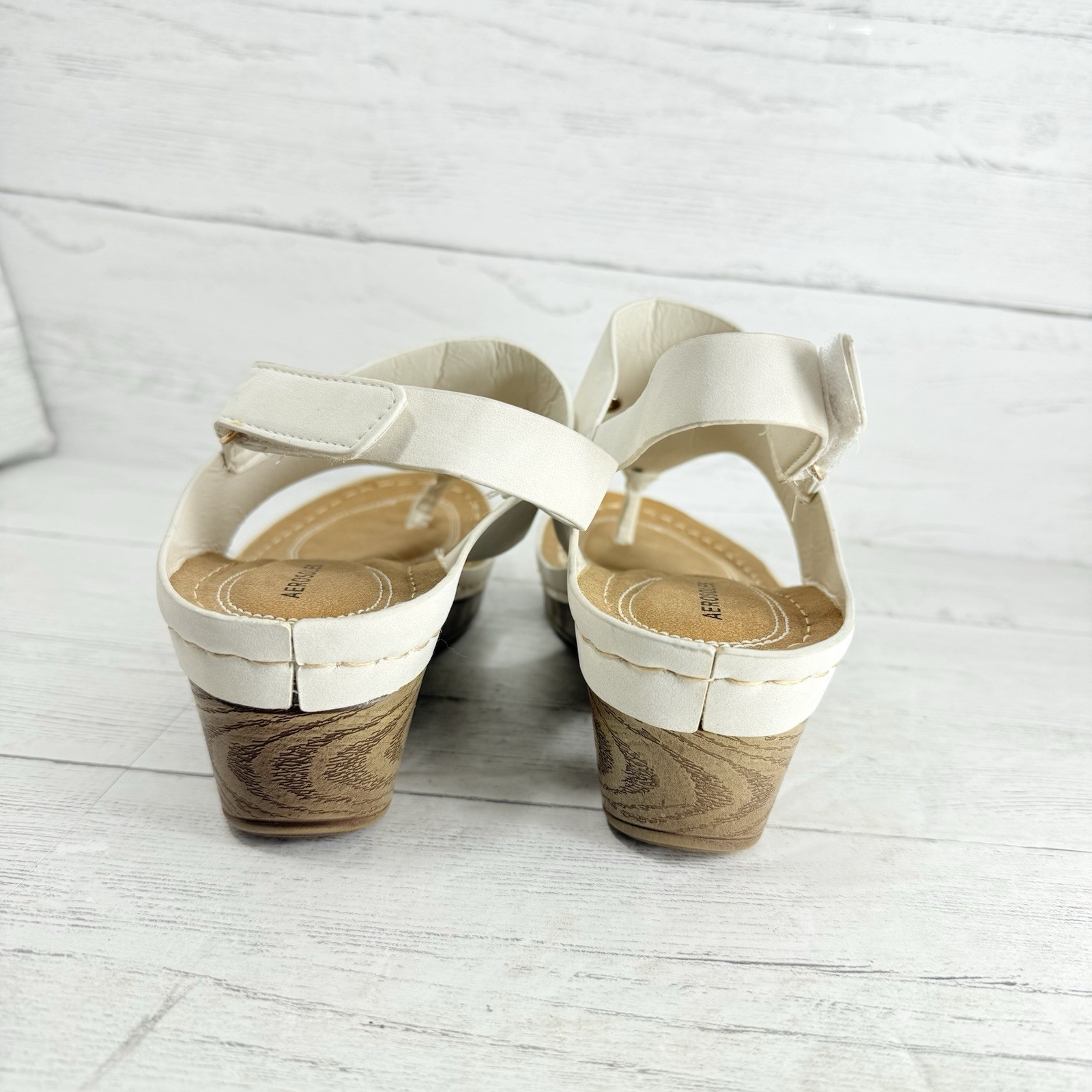 Aerosoles Amity 15L Size 10 Thong Sandals White Wedge Back Strap Wood Grain