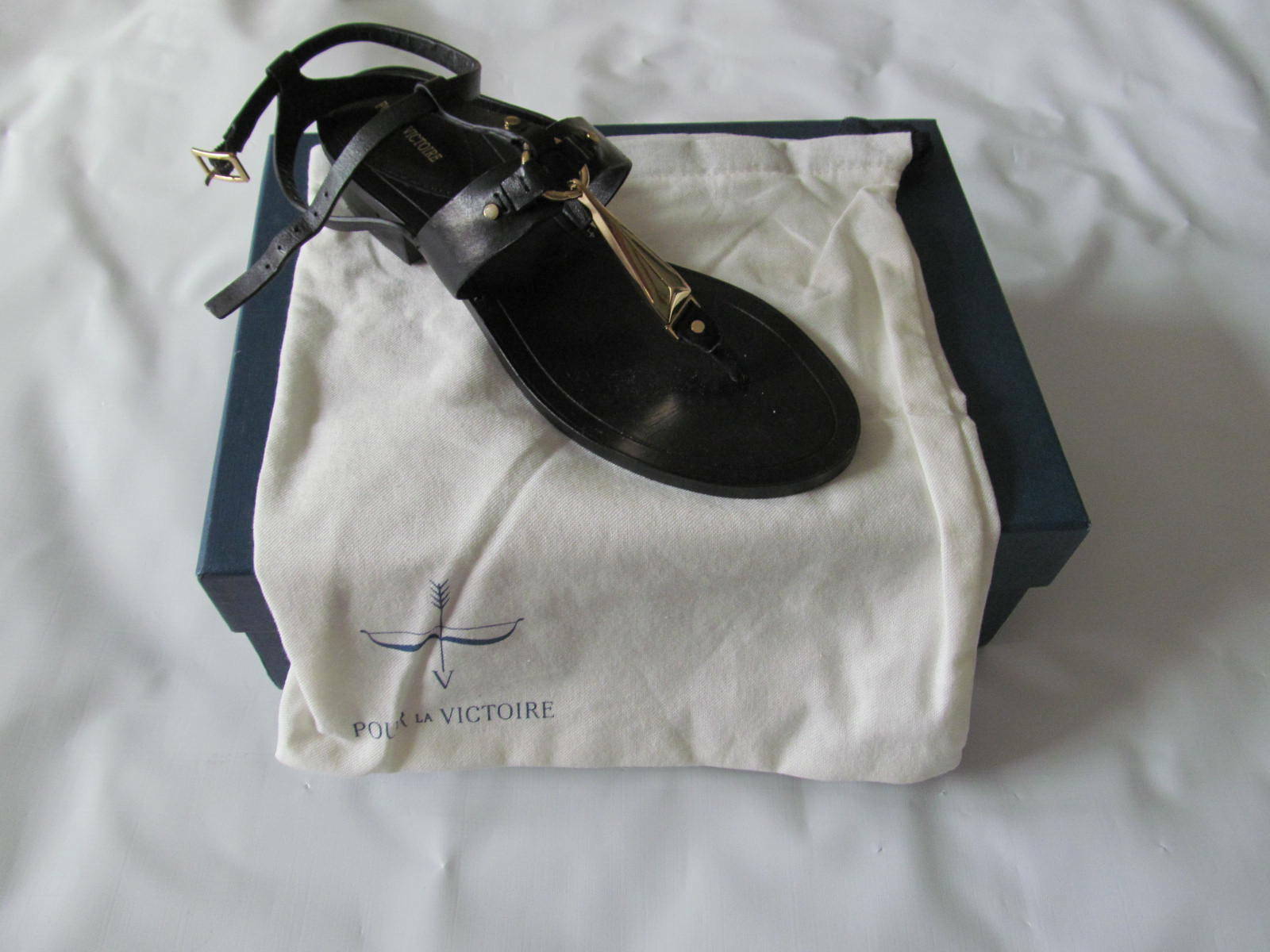 NWB Pour La Victoire 100% Leather ACADIA Black Vachetta Gold Accent Sandals 7.5M