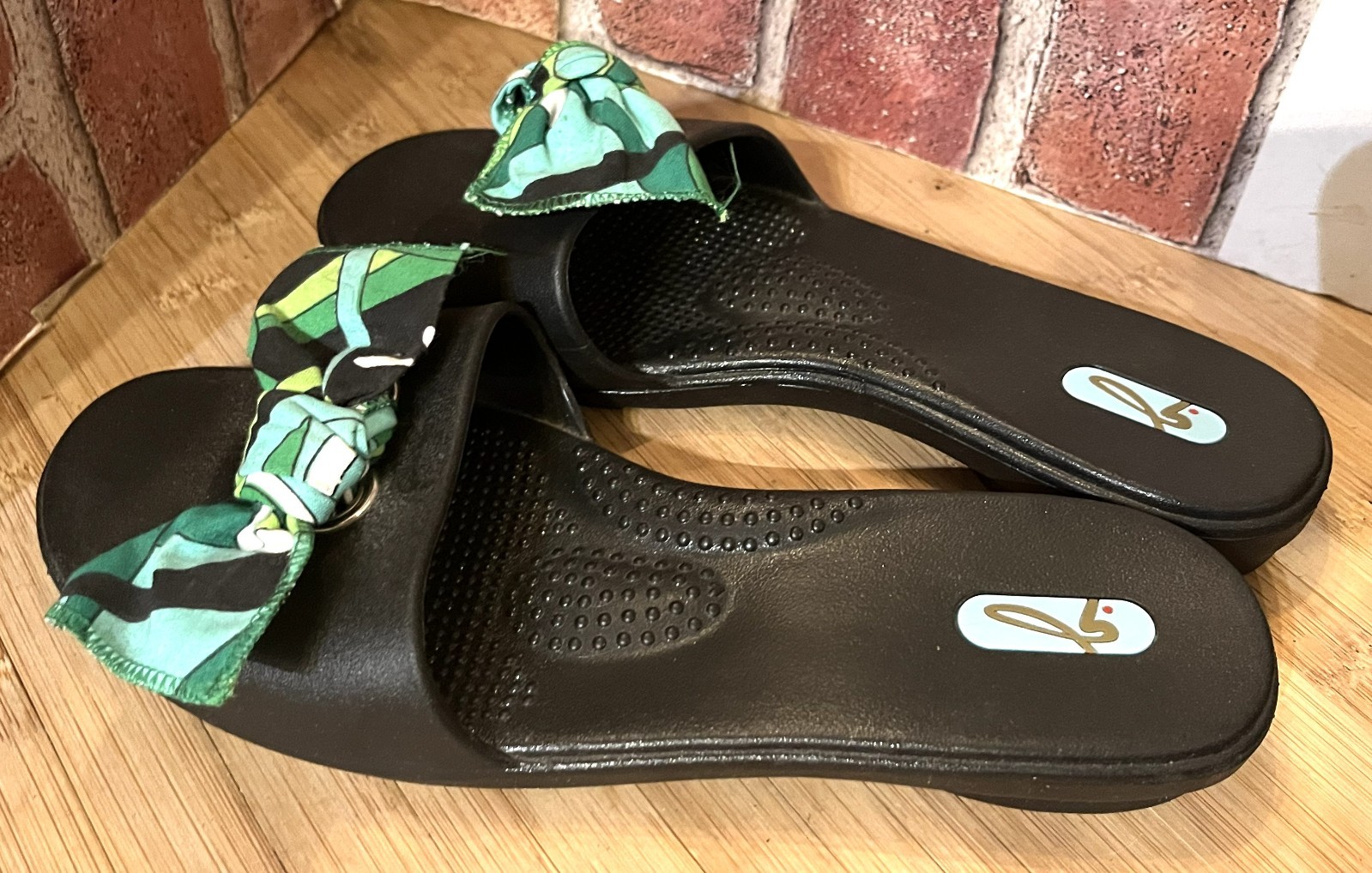 OKA-B MADISON BLACK RUBBER FLAT SLIDES WITH GREEN RIBBON BOW ACCENT MEDIUM (7-8)