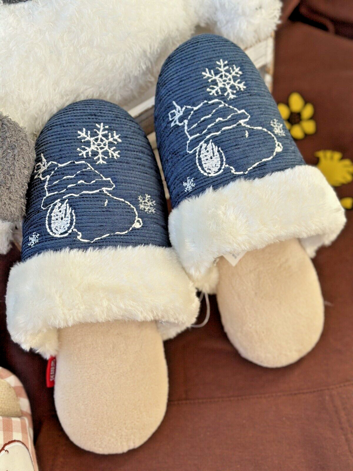 PEANUTS Snoopy Memory Furry Foam Holiday Slipper Sizes M/L Japan