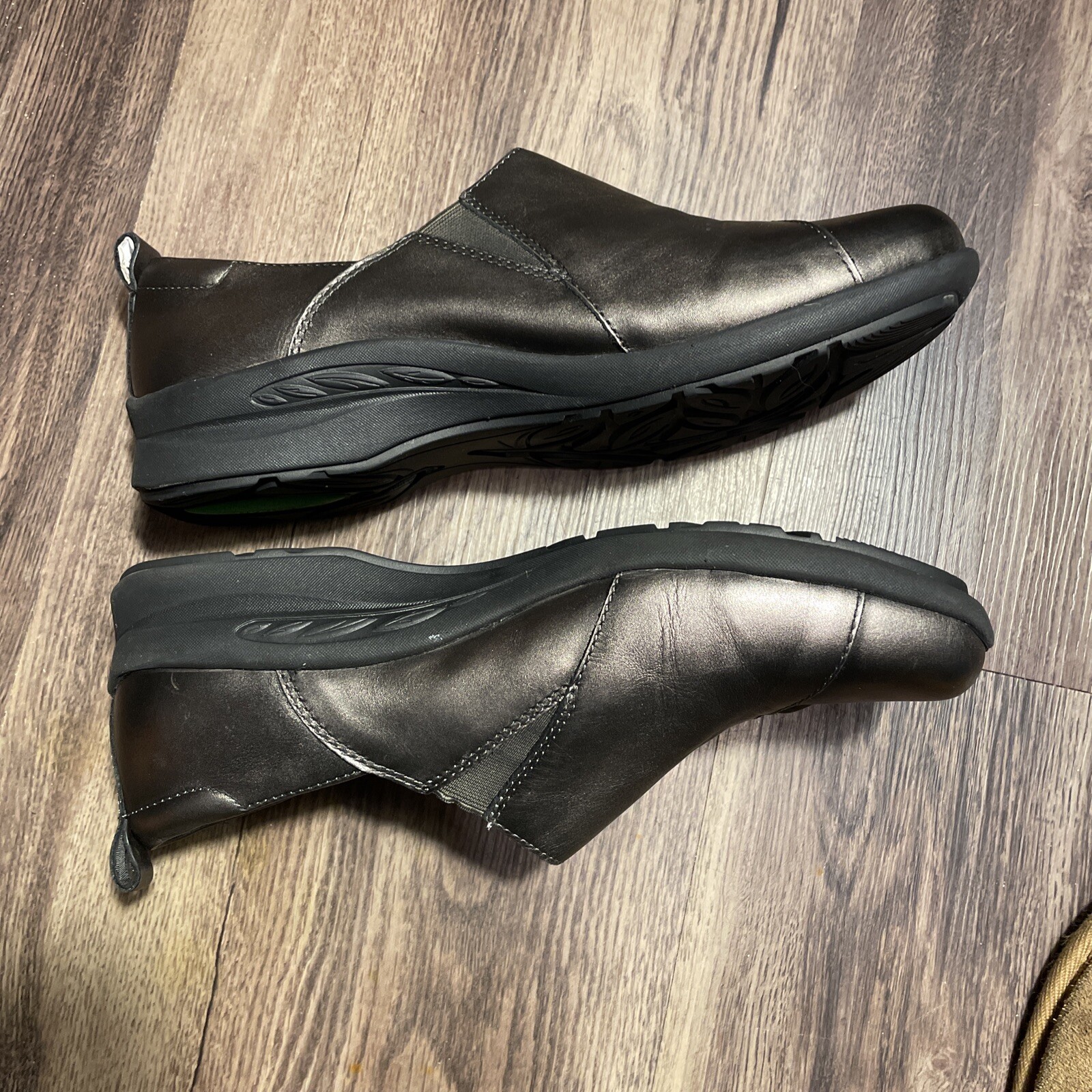 Earth Shoes Womens Size 9 Amity Pewter Metallic Leather Shoe Excellent Condition
