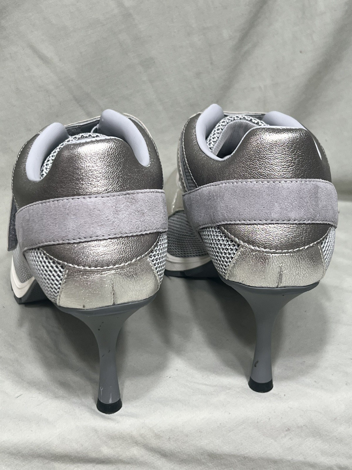 Sneex The Tepper Silver Hy-Heel by Sneex – Size 9W – Mint