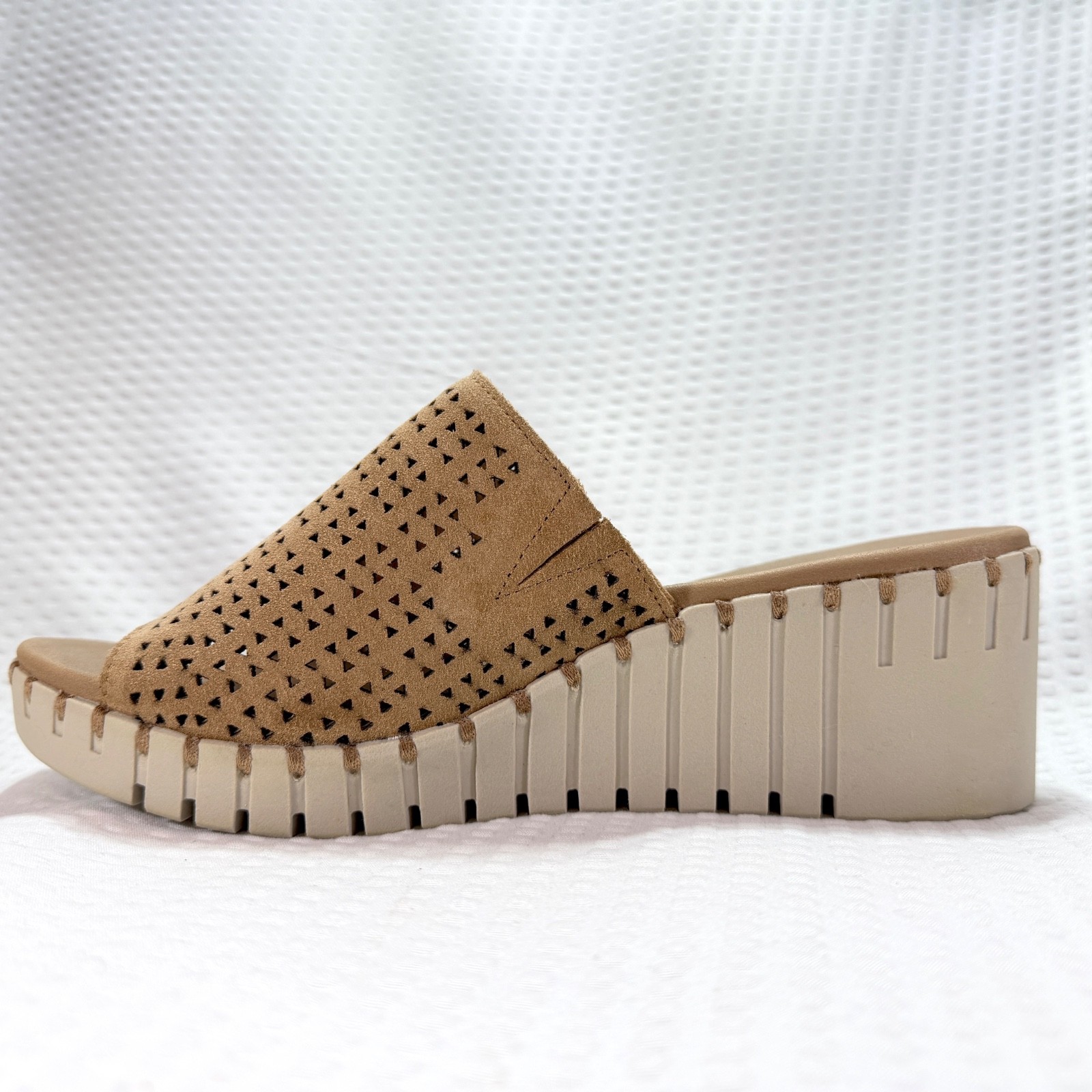 Women’s Skechers Pier Ave Luxe Foam Suede Wedge Sandal Tan Size 8 -New w/Flaw