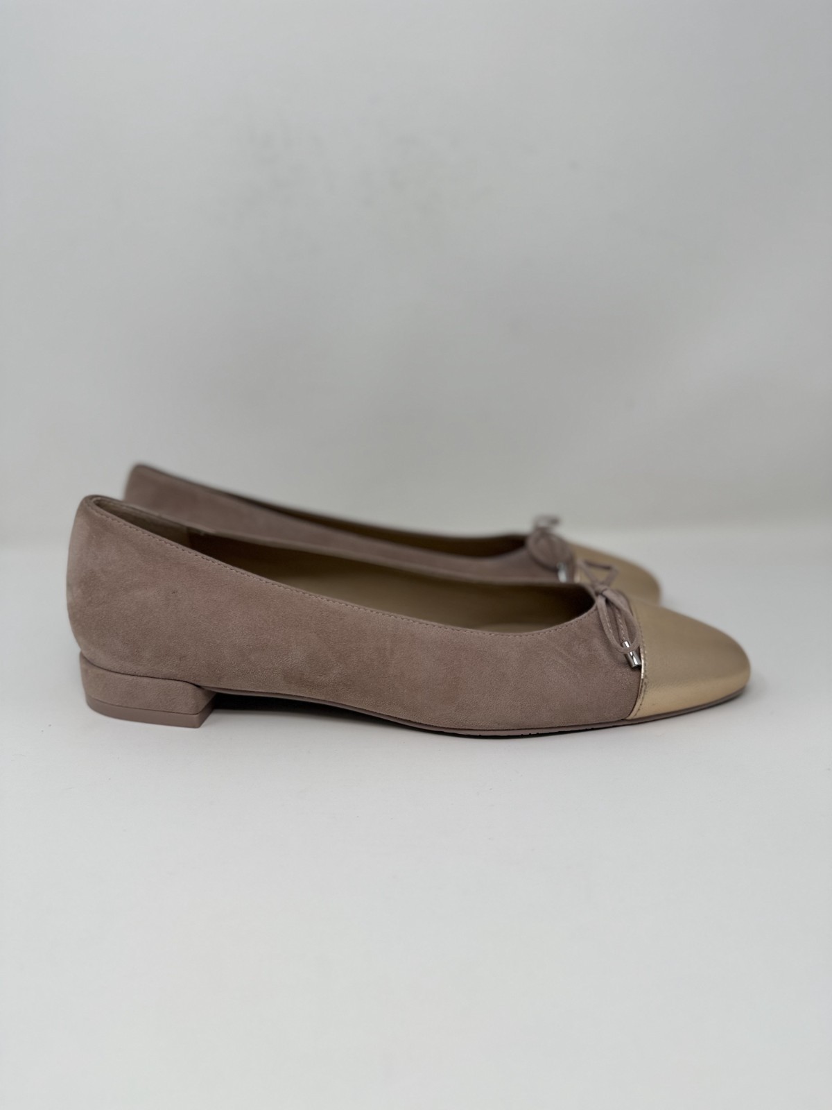 New Stuart Weitzman Sleek Suede Cap Toe Bow Flat Fawn Sz 8.5