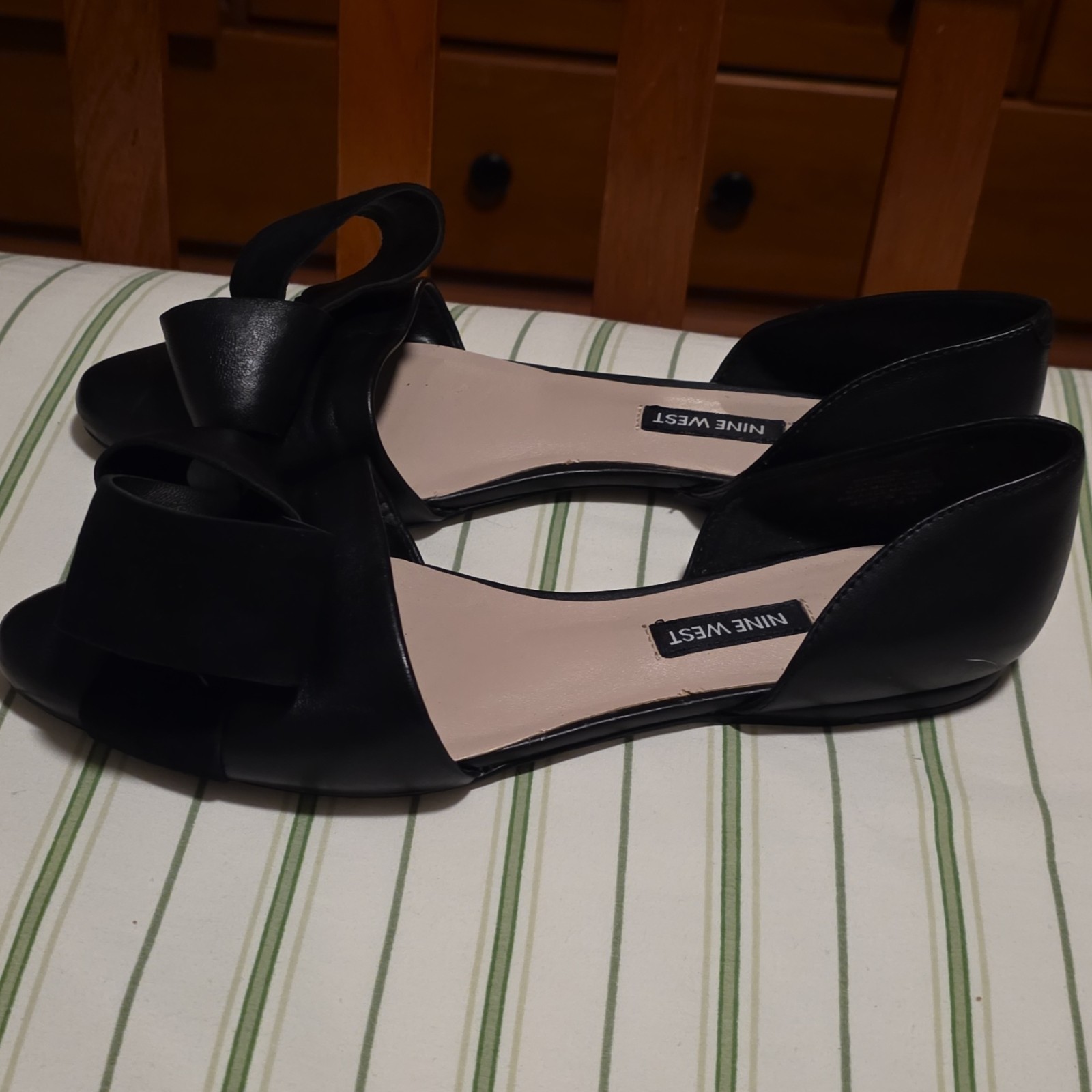 Nine West Women’s Black Leather Almond Toe Slip-On Bow Pump Heels Size 7