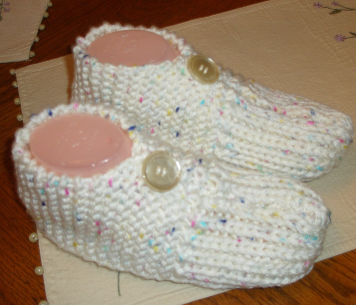 HAND KNITTED WOMAN SLIPPERS SIZE – LARGE 10 – 11 w/ONE BUTTON ~ NEW