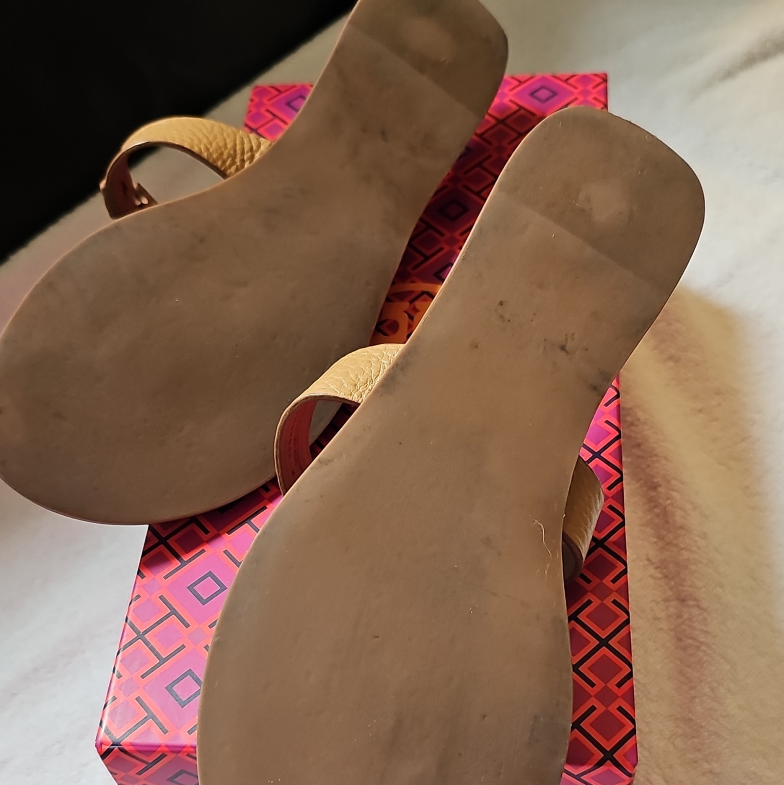 Tory Burch Flat Thong Sandals Tan Tumbled Leather Logo Strap Women US 7.5