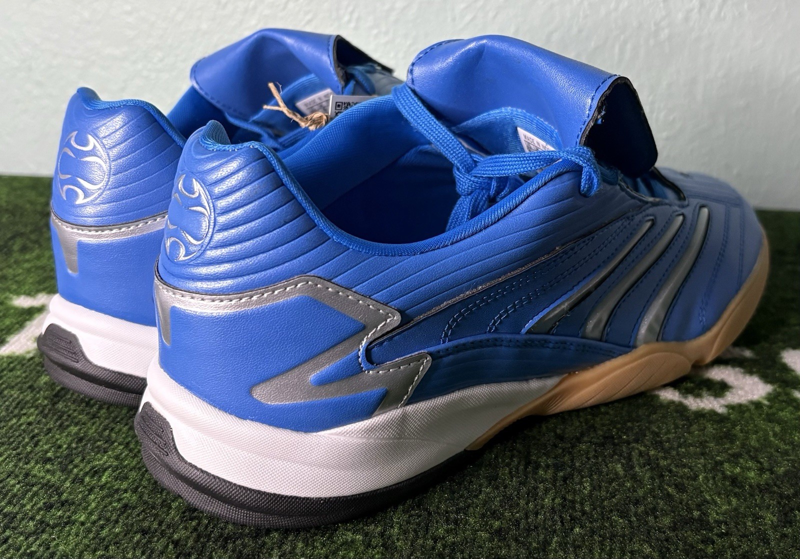 US Women’s 9.5/Men’s 8.5 – Adidas Predator Sala «Blue Silver Metallic Gum»
