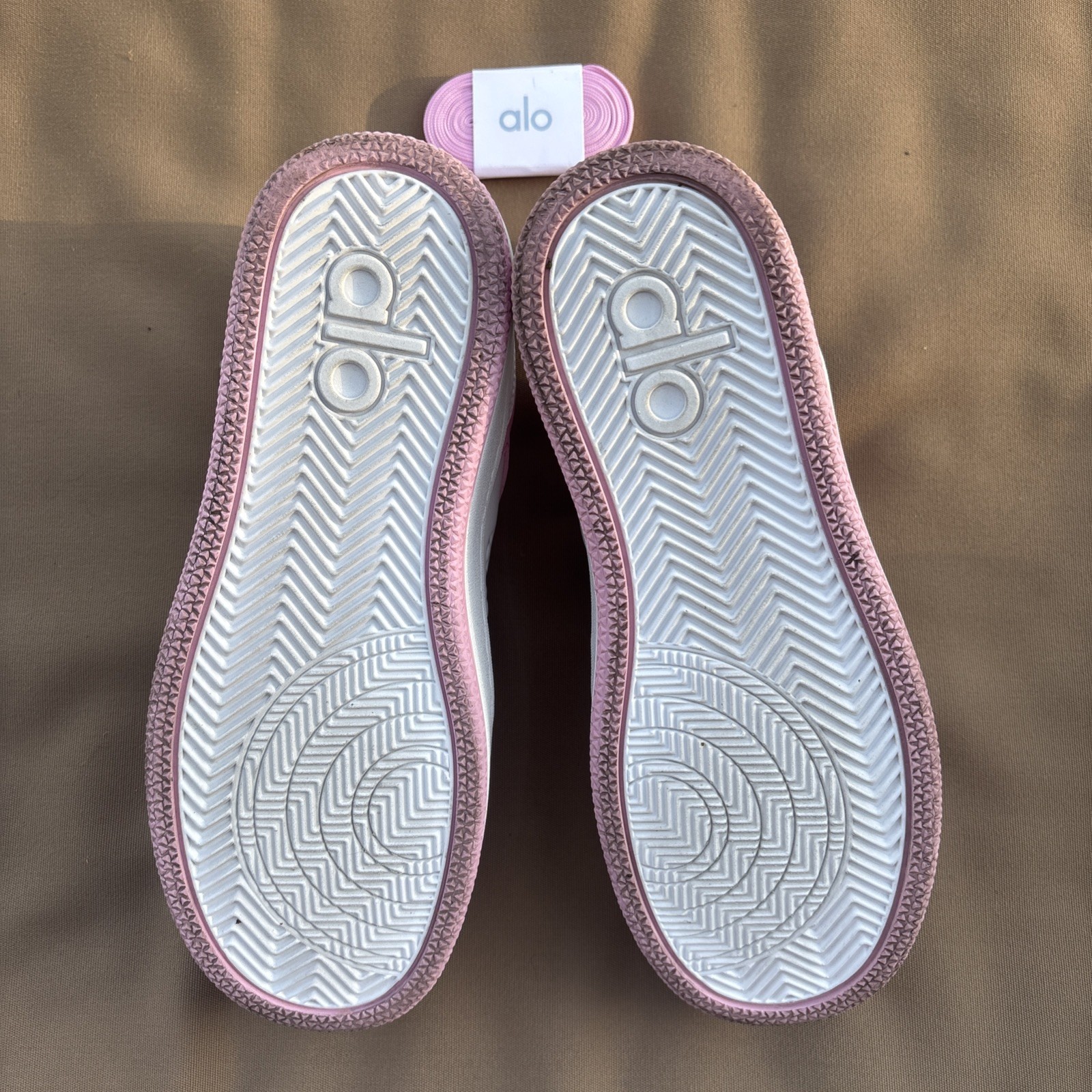 EUC! Alo Recovery Mode Comfort Sneaker Lace Up Pink White Athletic Shoes 7.5