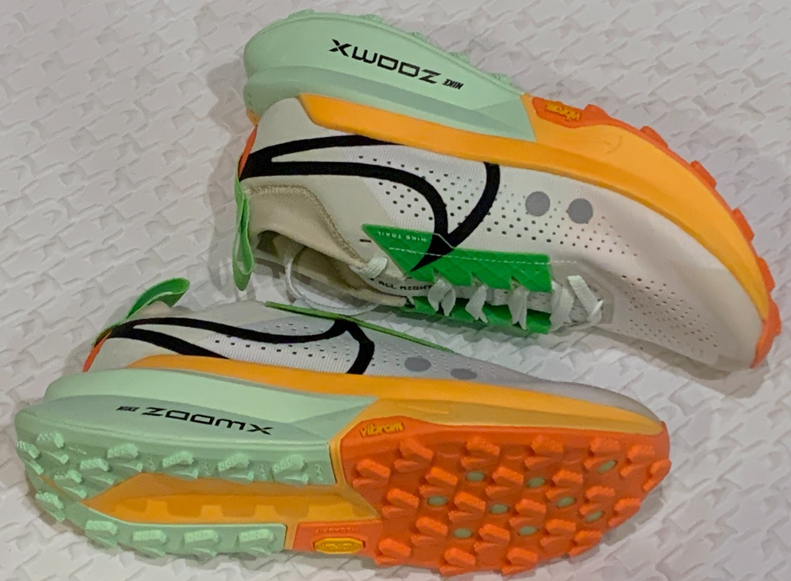 NIKE Zegama 2 Summit White Green Orange Black Trail Running Shoes Womens Sz 7.5