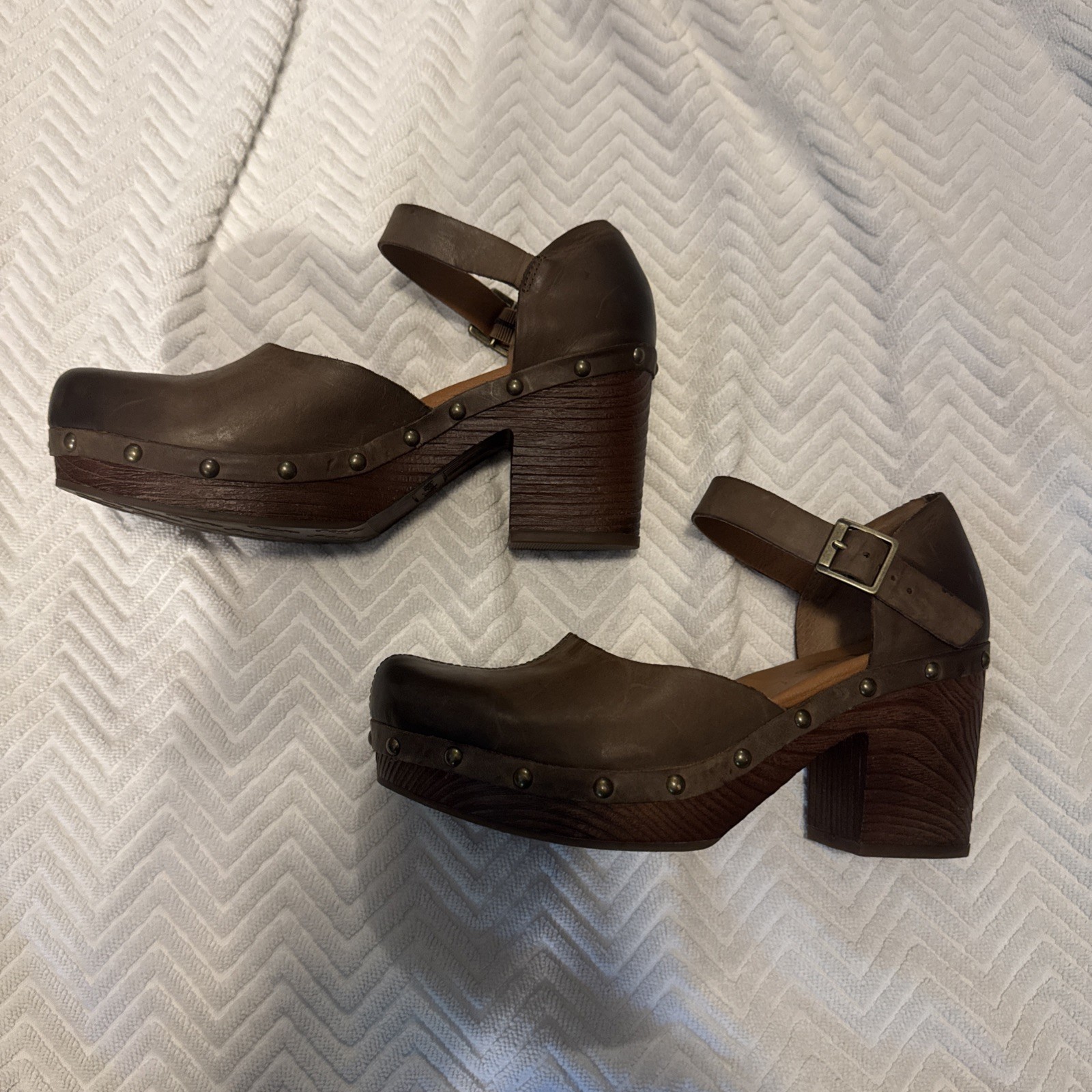 Korks Evah Clog Chunky Wood Heel Mushroom Brown Leather Studded Strap Y2K Sz 8