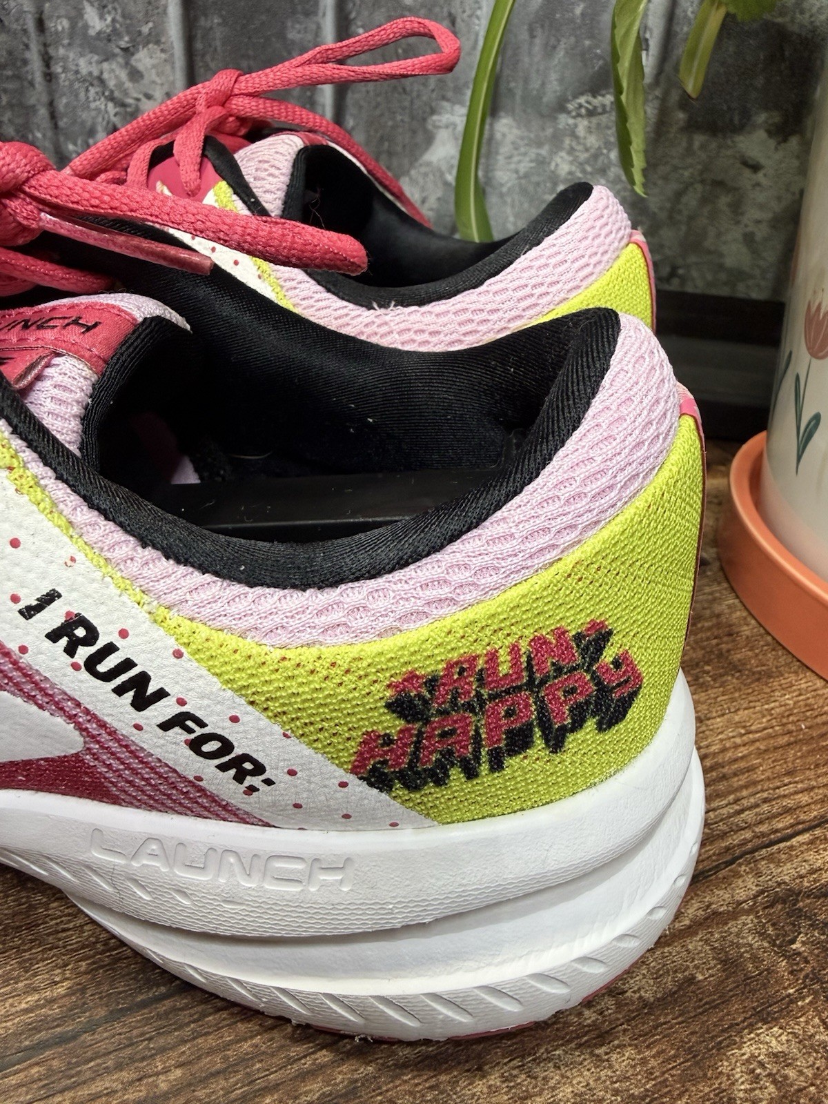 Brooks Launch 6 Women’s Pink/White/Yellow Low Top Lace-Up Logo Mesh Rubber