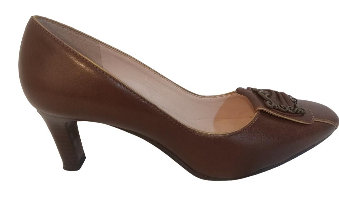 Unisa Shoes Claudine Womens Size 8B Brown Leather Heel 2.5 Inch Pumps Medallion