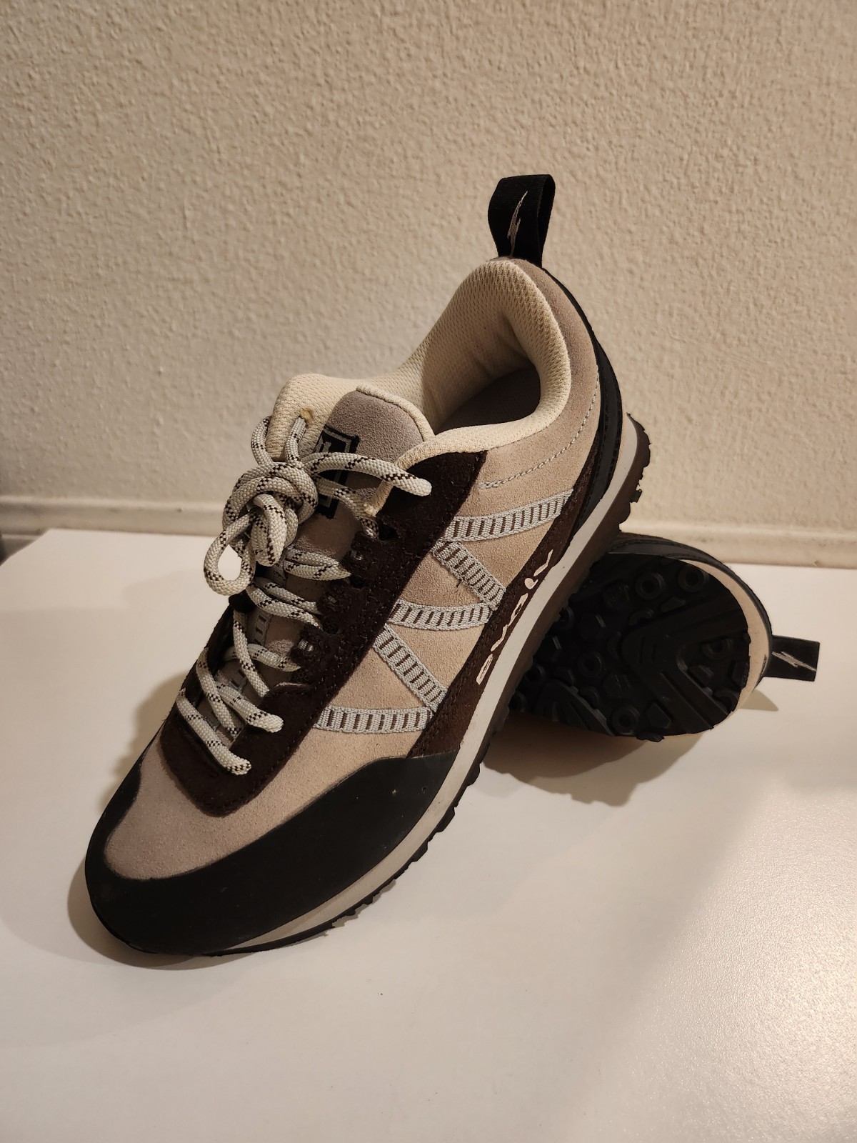 Evolv Quest AF Approach Shoes – Beige – Women 8.5 / Men 7 • New w/ Box • Outdoor