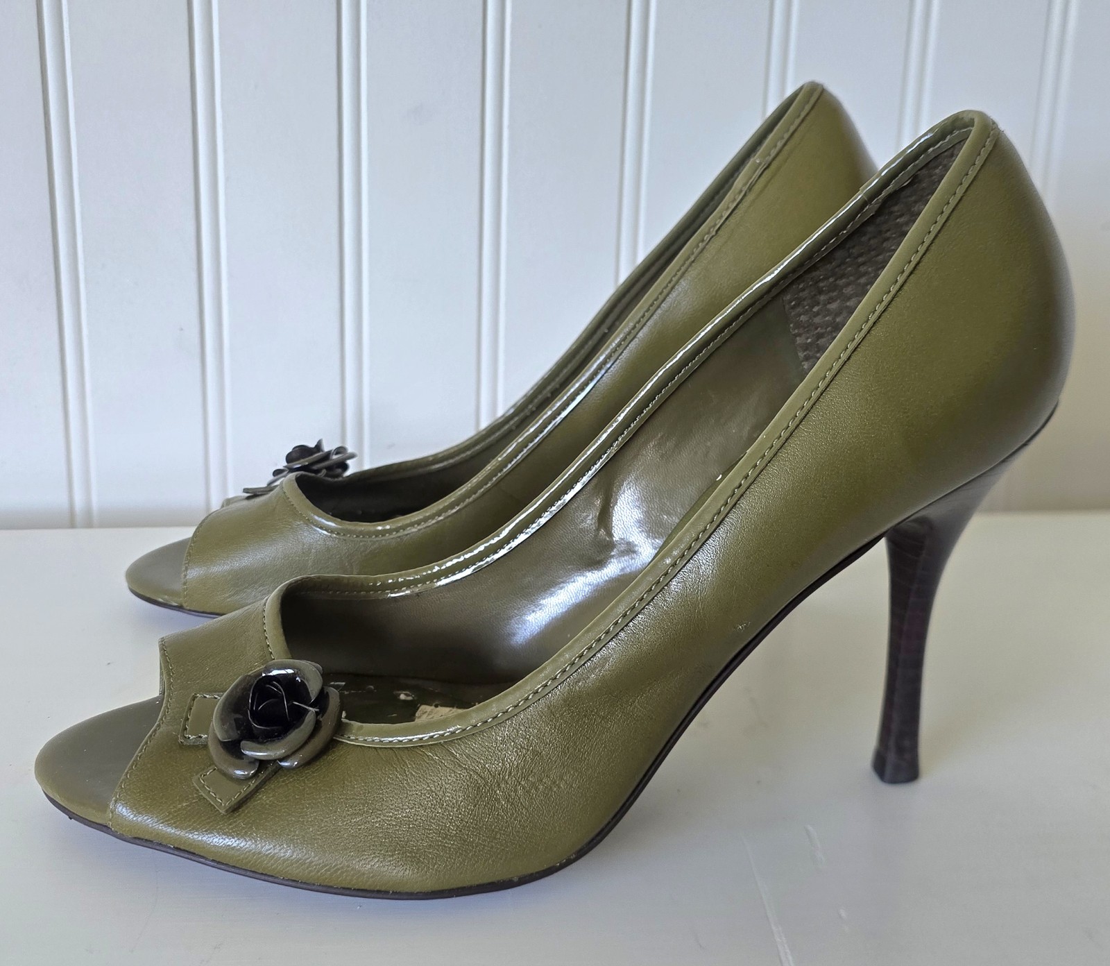 BCBG Girls Olive Green Peep-Toe W Wooden Heel Pump & Flower Applique Womens S 8