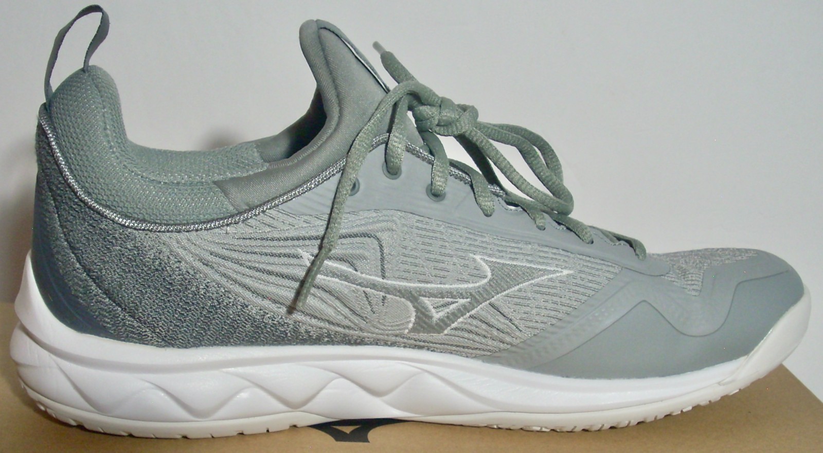 MIZUNO WAVE LUMINOUS 2 WOMENS U.S. SIZE 11 GRAY VOLLEYBALL SHOES NO BOX