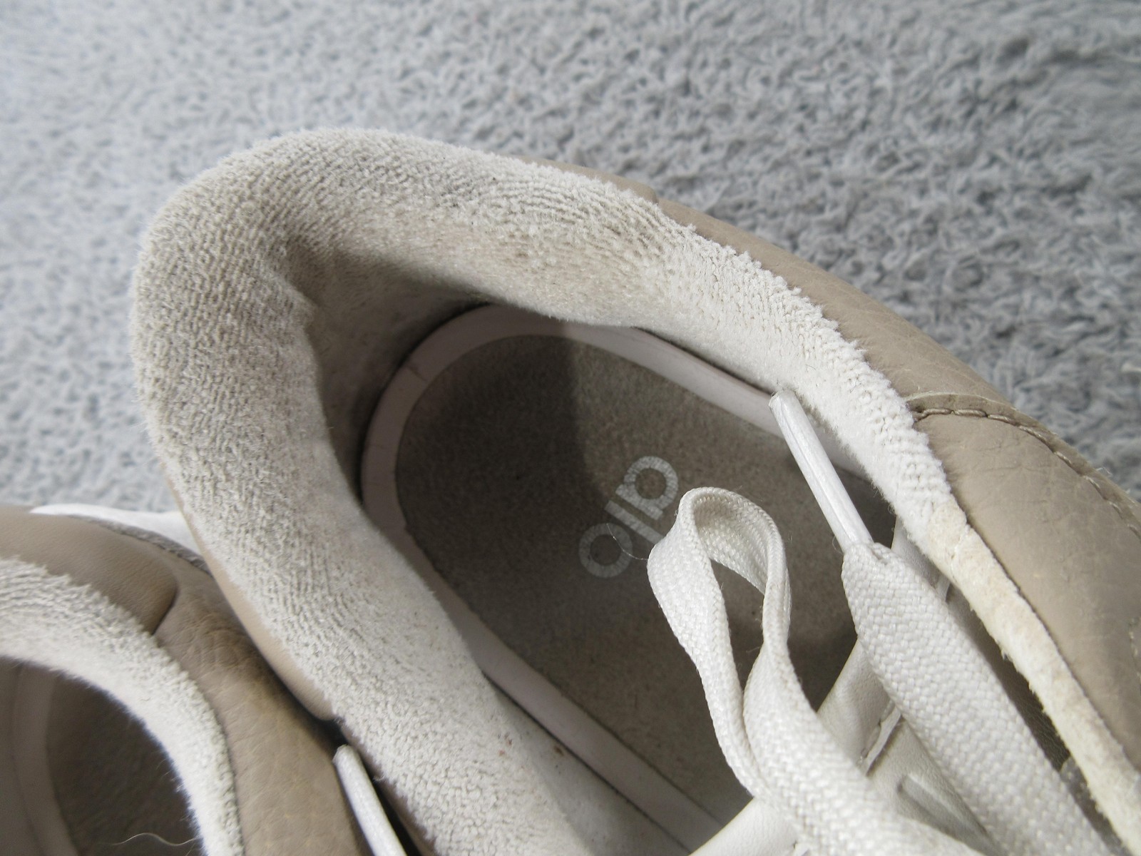 Alo Shoes Womens 10 White Tan Leather Low Top Casual Comfort Sneakers A0685U