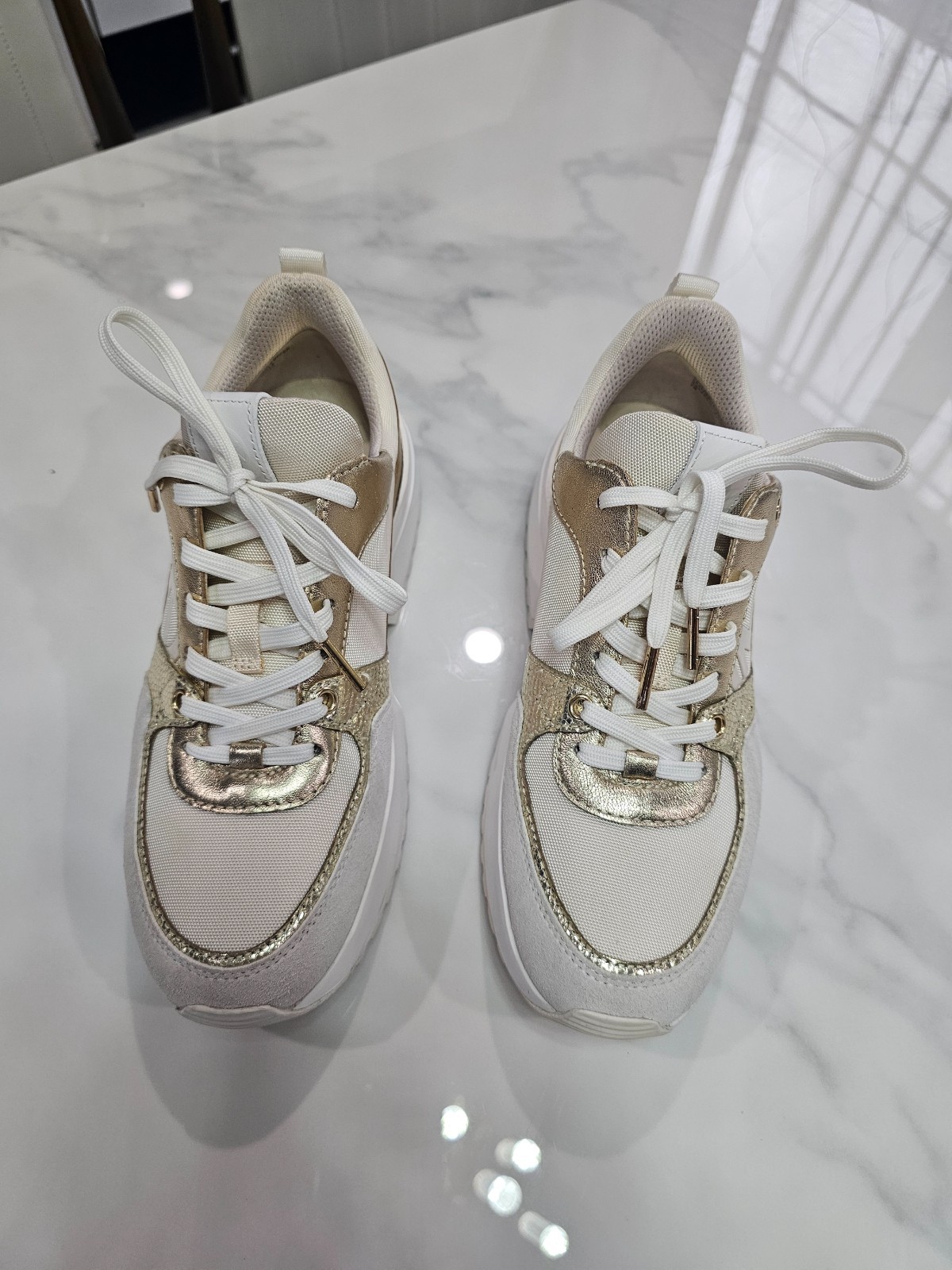 Michael Kors Authentic, Brand new, white and gold color, sneakers women size 7