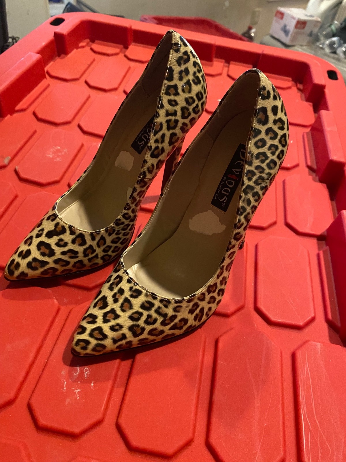 NEW WITH DEFECTS WOMENS DEVIOUS BY PLEASER LEOPARD PRINT 6″ PUMPS