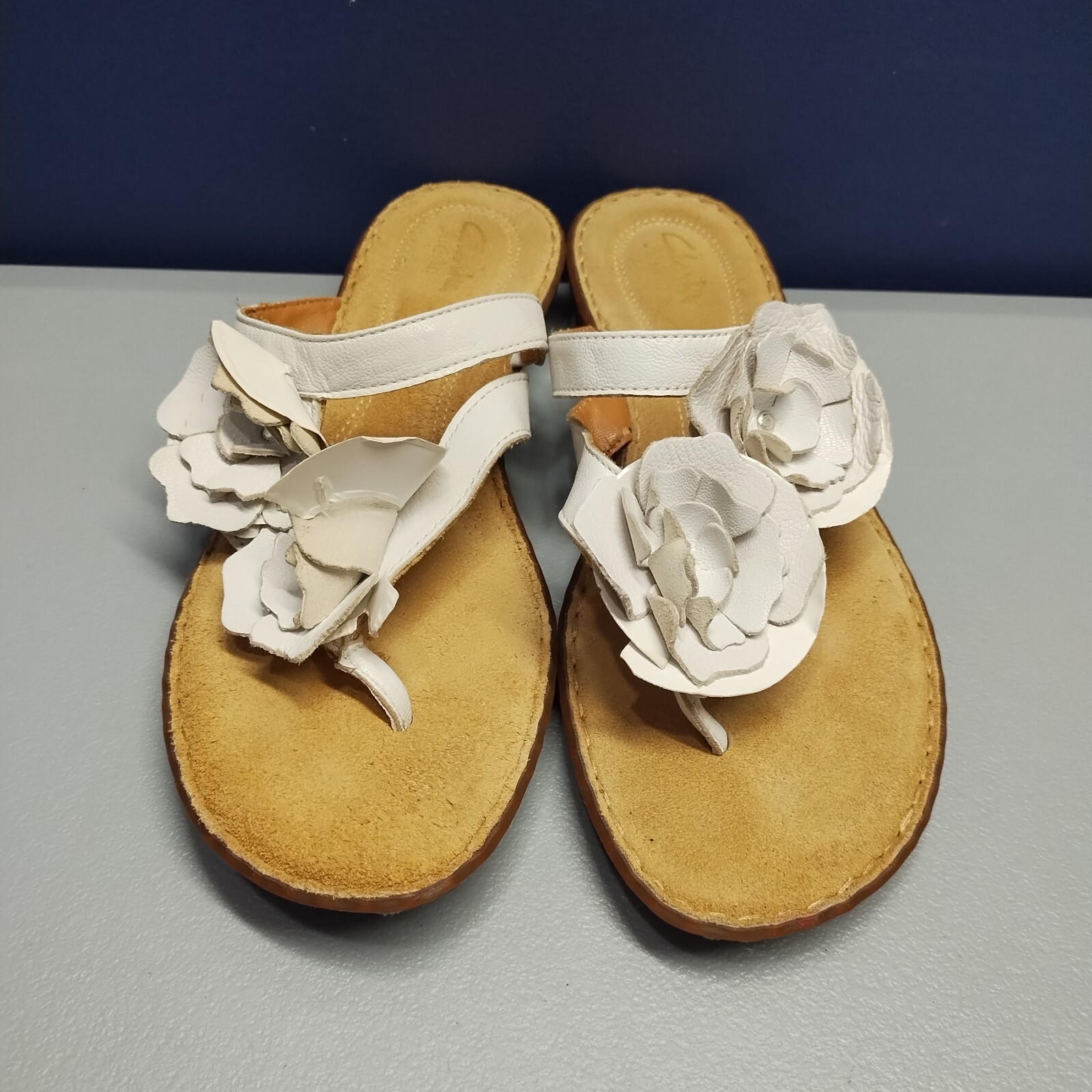 Clarks Artisan Brisk Dahlia Flip Flops Women 9M Tan White Floral Leather Slip On