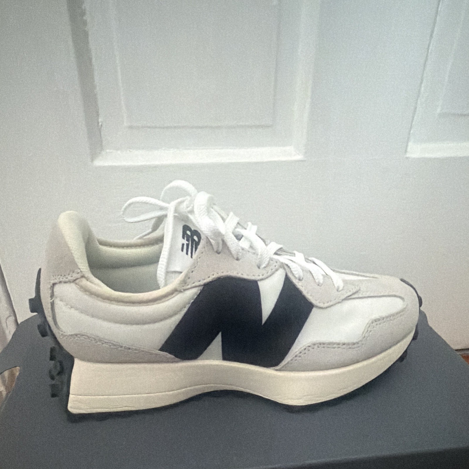New Balance 327 Women’s Low Top Lace-Up Colorblock Sneakers White/Black/Gray