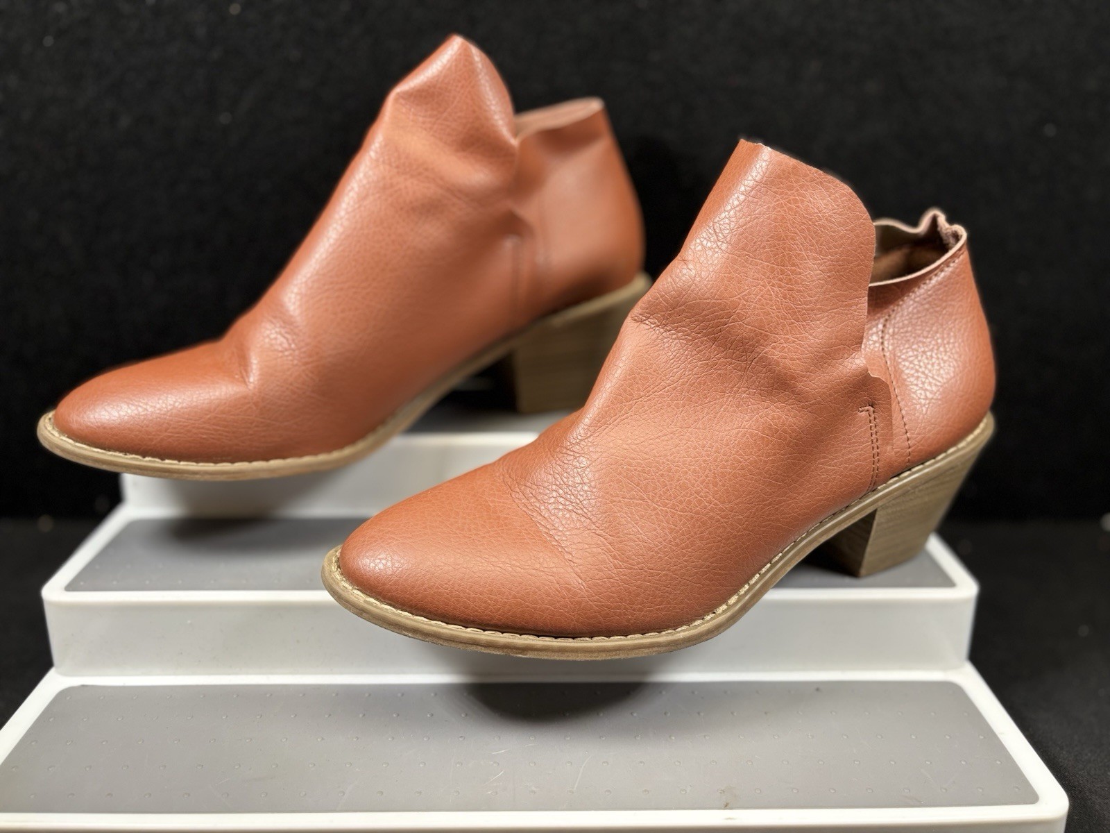 Universal Thread Women’s Size 9.5 Brown Ankle Booties Pull On Block Heel
