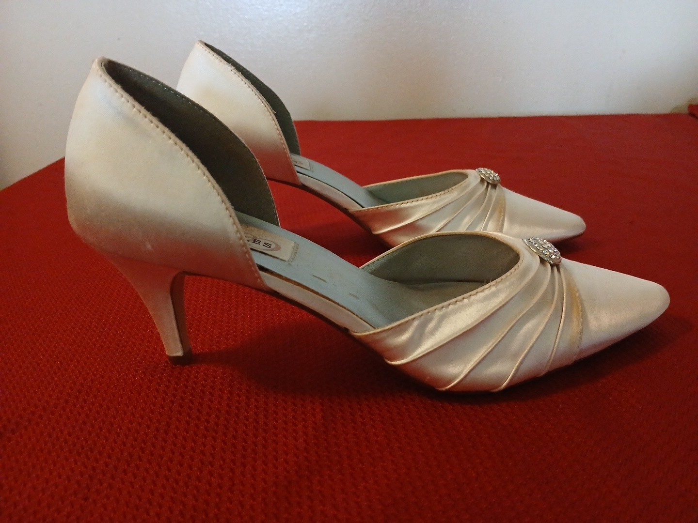 Dyeables Shanna White Satin Pumps Size 8B Wedding Bridal Dress Heels Rhinestone