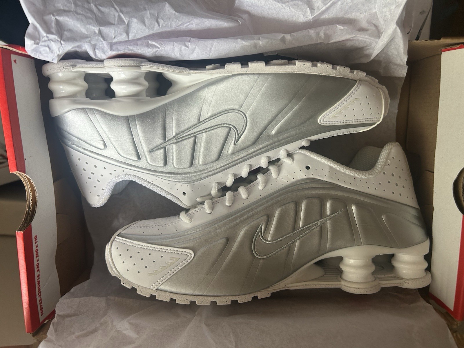 Nike Shox R4 White Metallic Silver Sneakers W Size 8/M Size 6.5