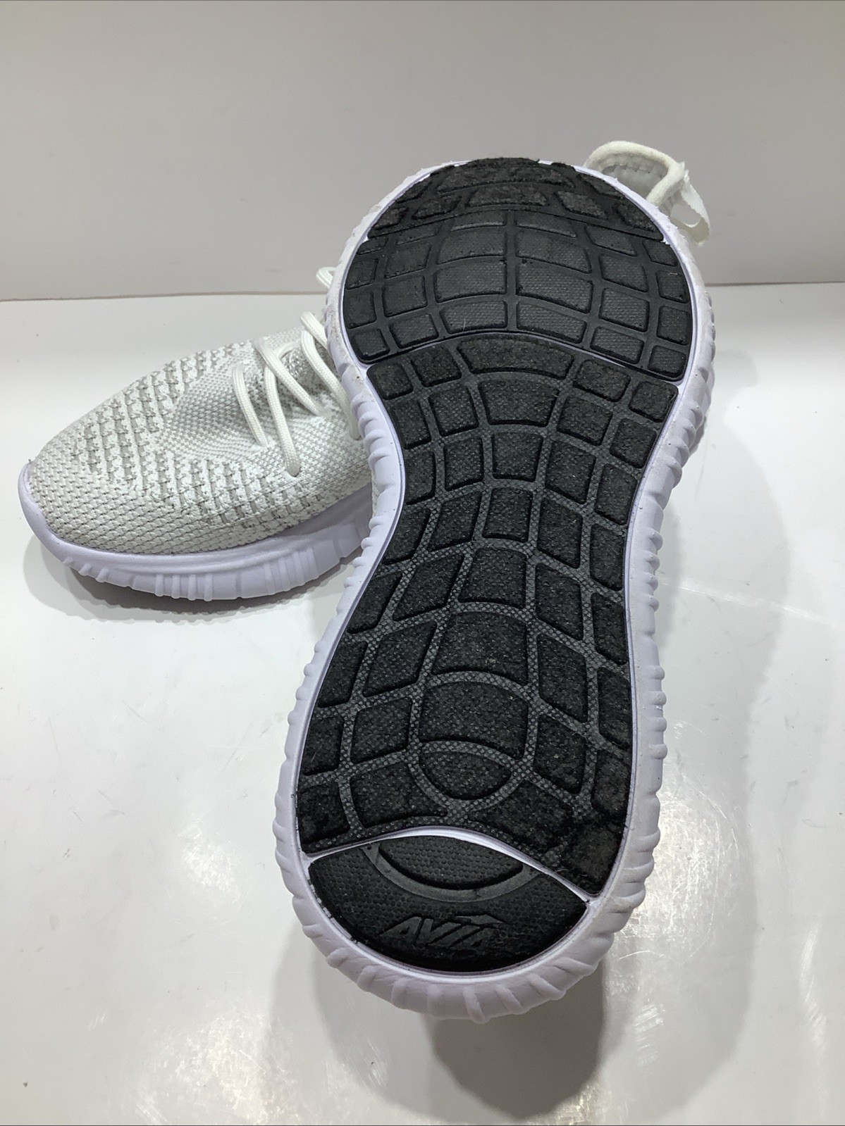 Womens Sz. 8.5M Avia White Knit Memory Foam Trainer Sneakers Ultra-Lightweight