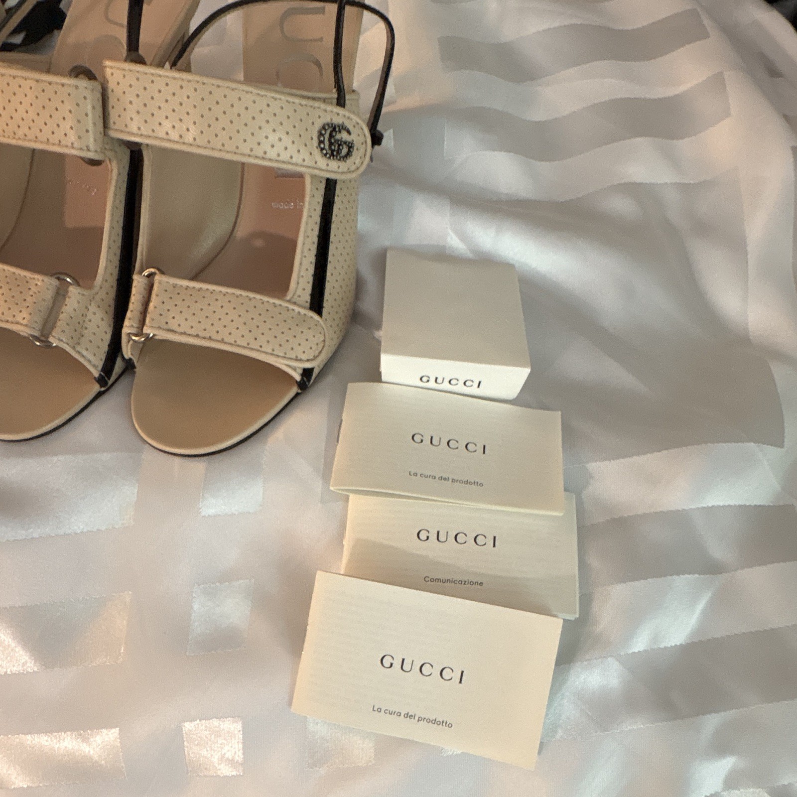Gucci Beige/Black Leather Strappy Ankle Strap Buckle Sandals US 8 NIB