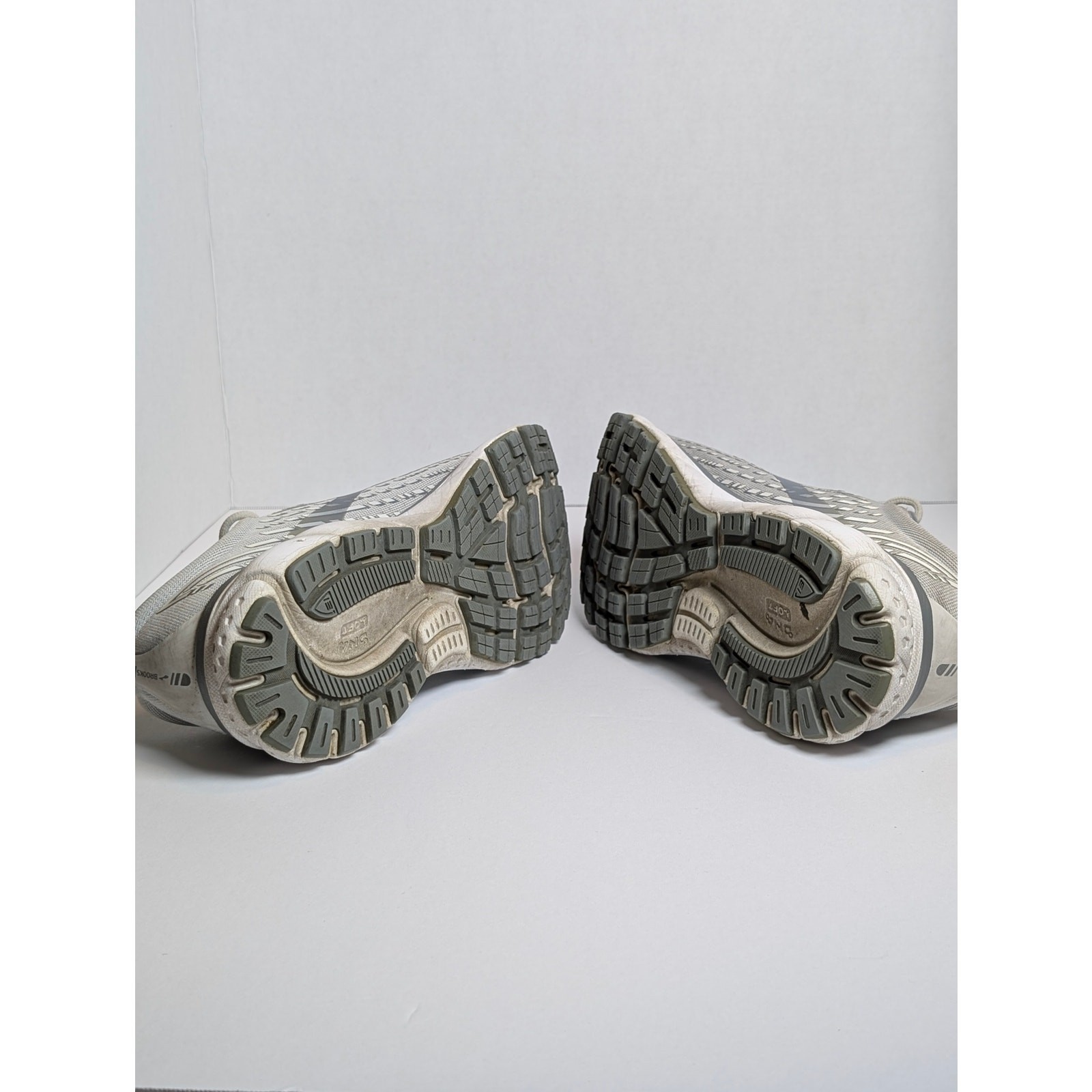 Brooks Ghost 13 Grey White Running Shoes Womens Size 8.5 Medium B 1203381B051