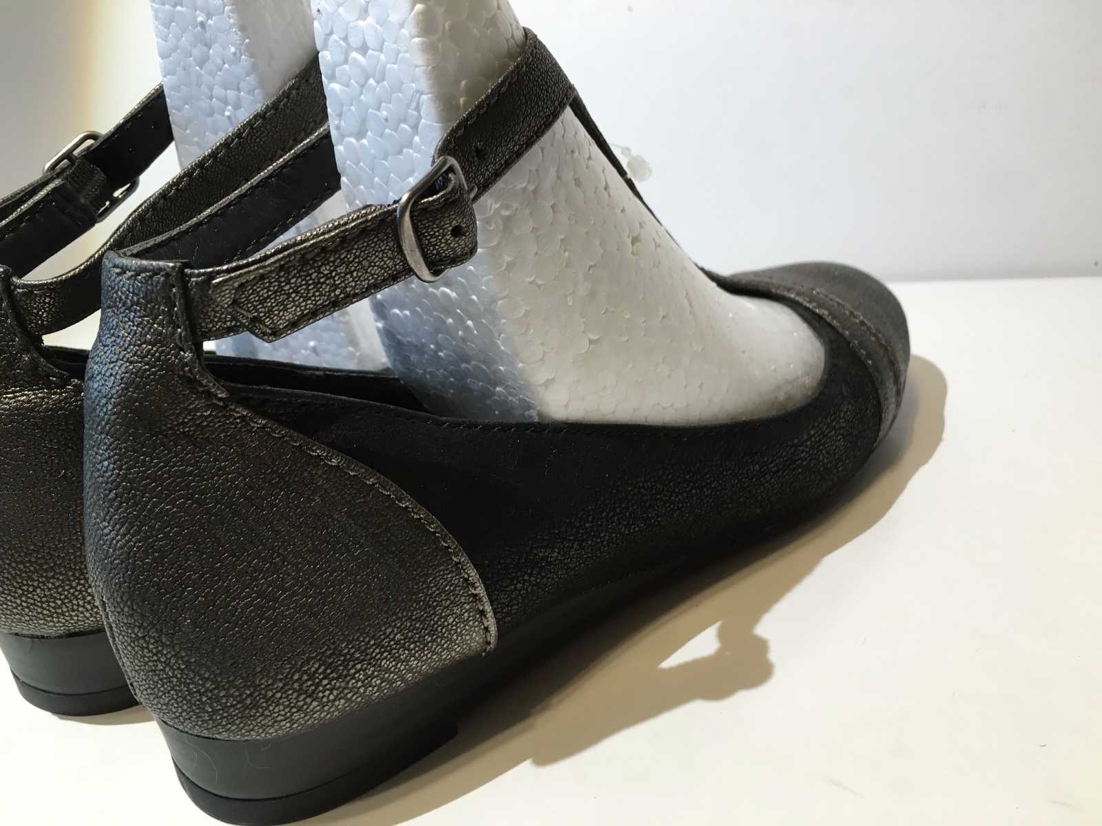 Lucky Brand Women’s Fintleyy T-Strap Ballet Flat «Mismatched» Left 8,Right 7