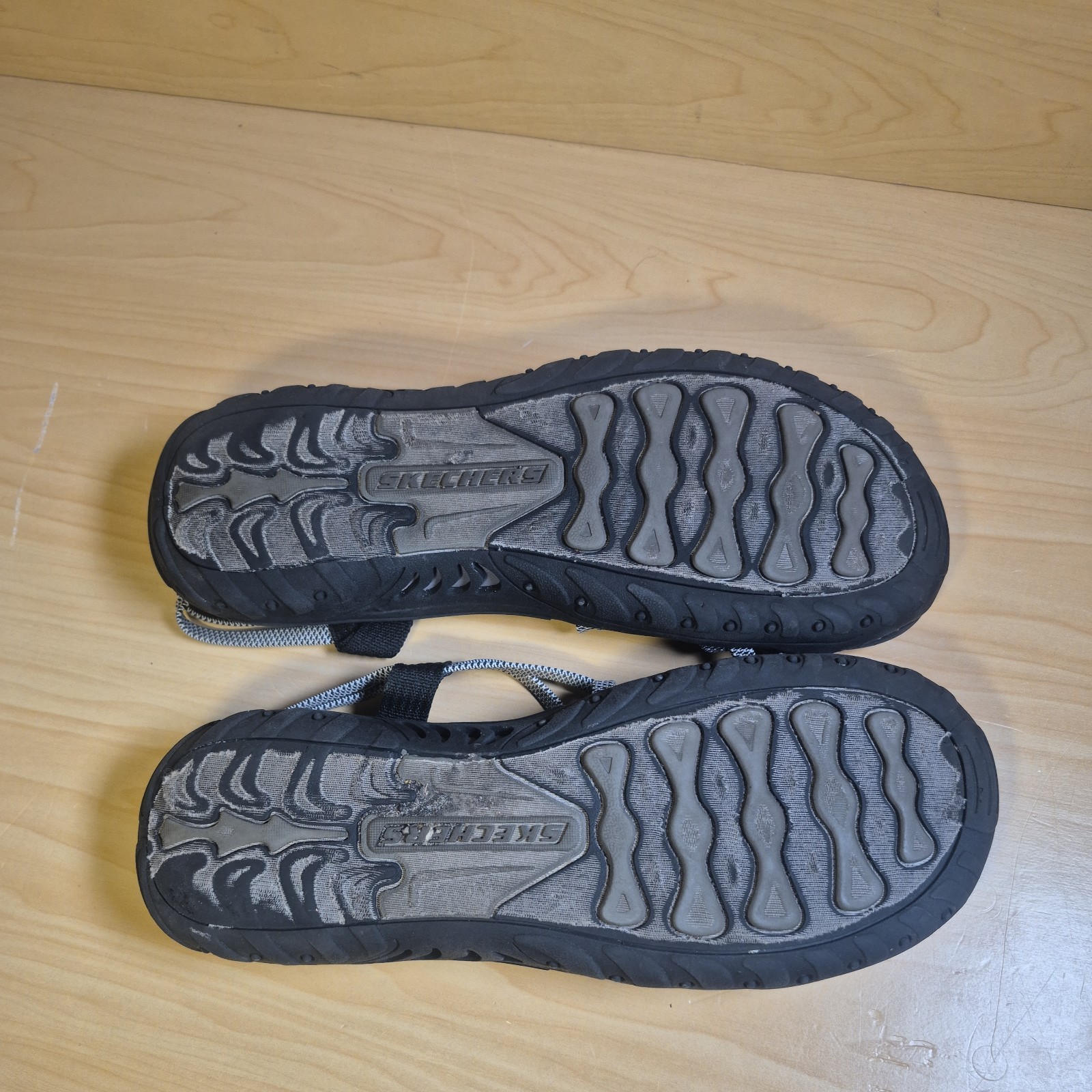 Skechers Women’s Size 9 Reggae Perfect Duo Black/Gray Strap Sandals Buckle Clasp
