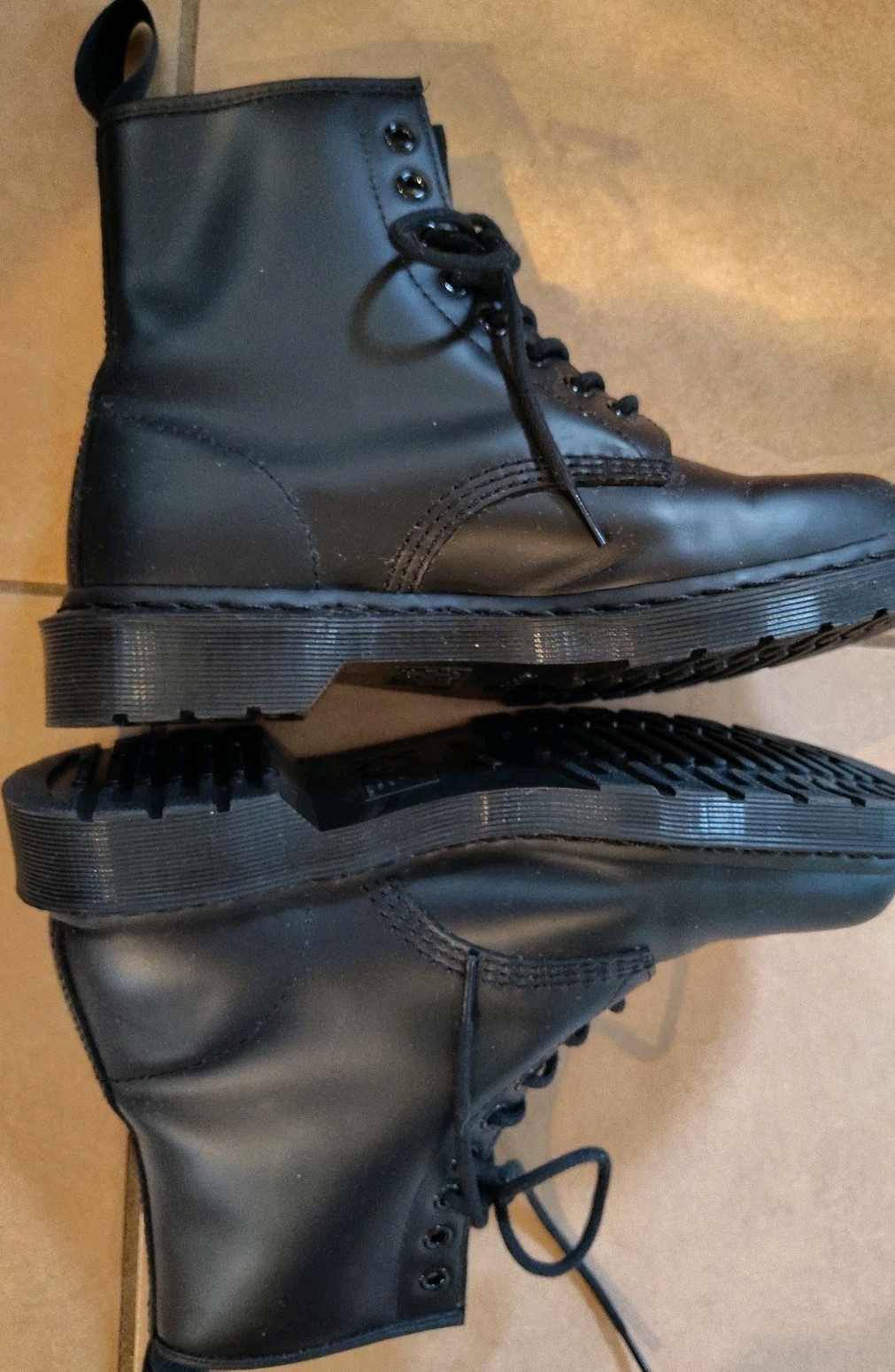 Dr. Martens 1460 Mono Women’s Size 9 Black Smooth Leather Boots Mens Size 8 EUC