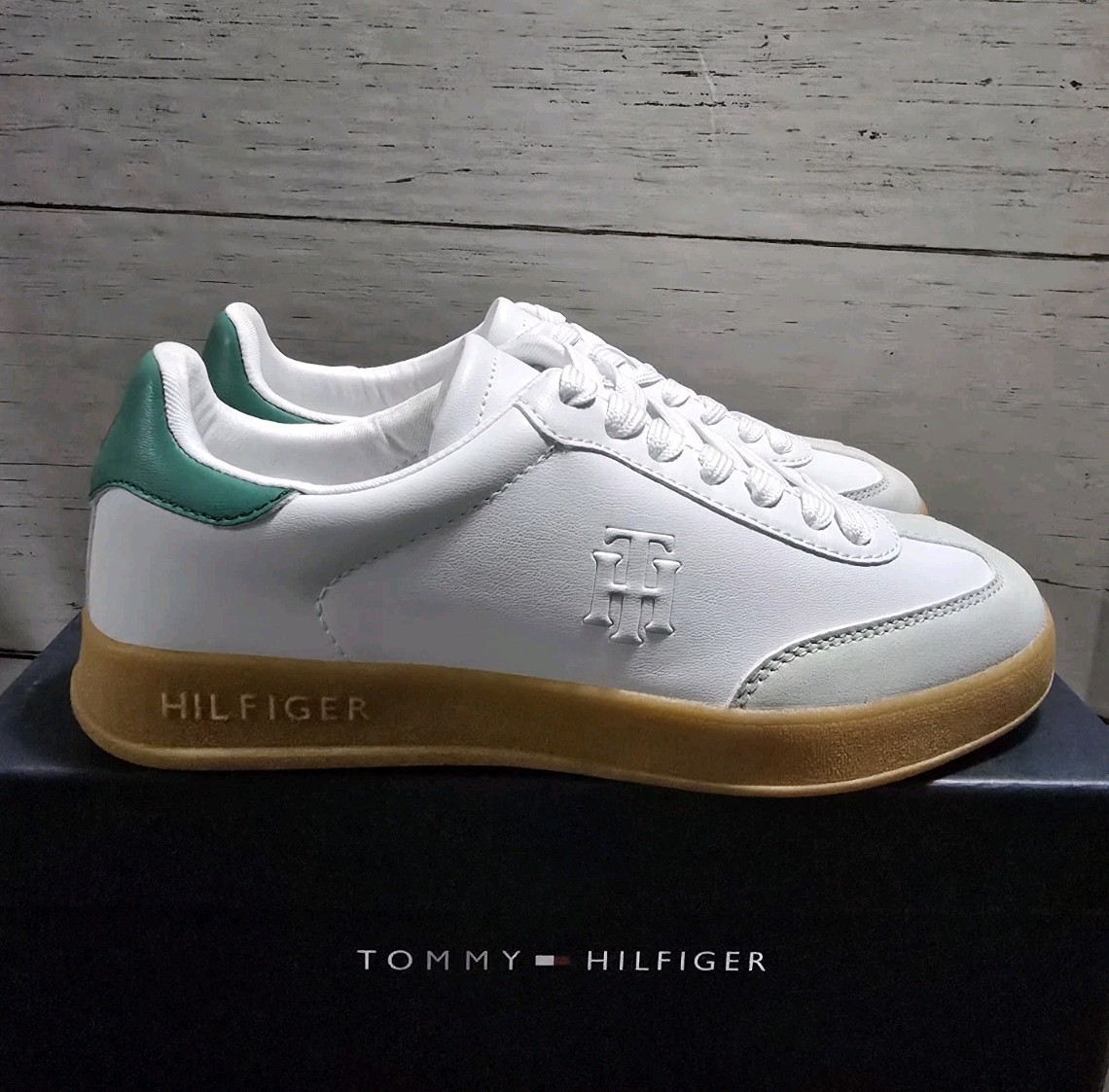 NEW Tommy Hilfiger Sarhli Sneaker Lace Up White NiB Sz 6