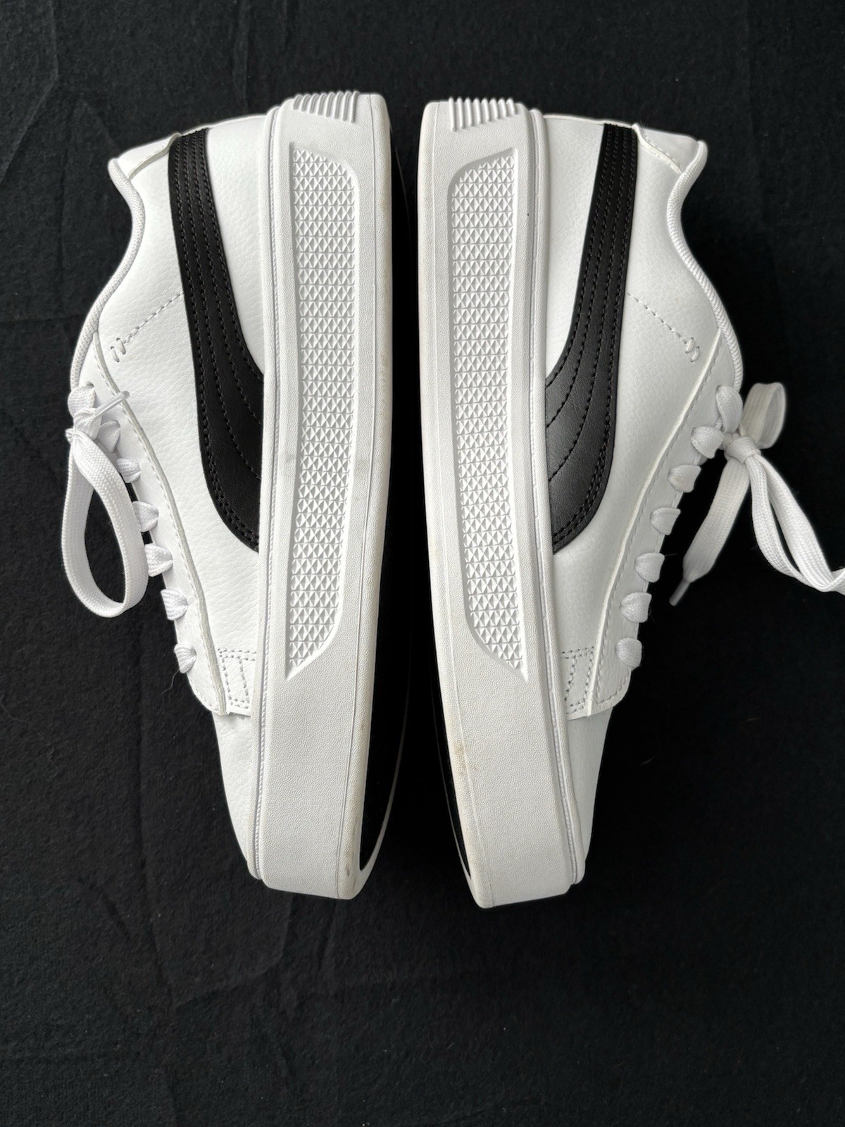 PUMA Women’s Smash Platform V3 Sneaker White And Black Sz 7 1/2 Worn Once !