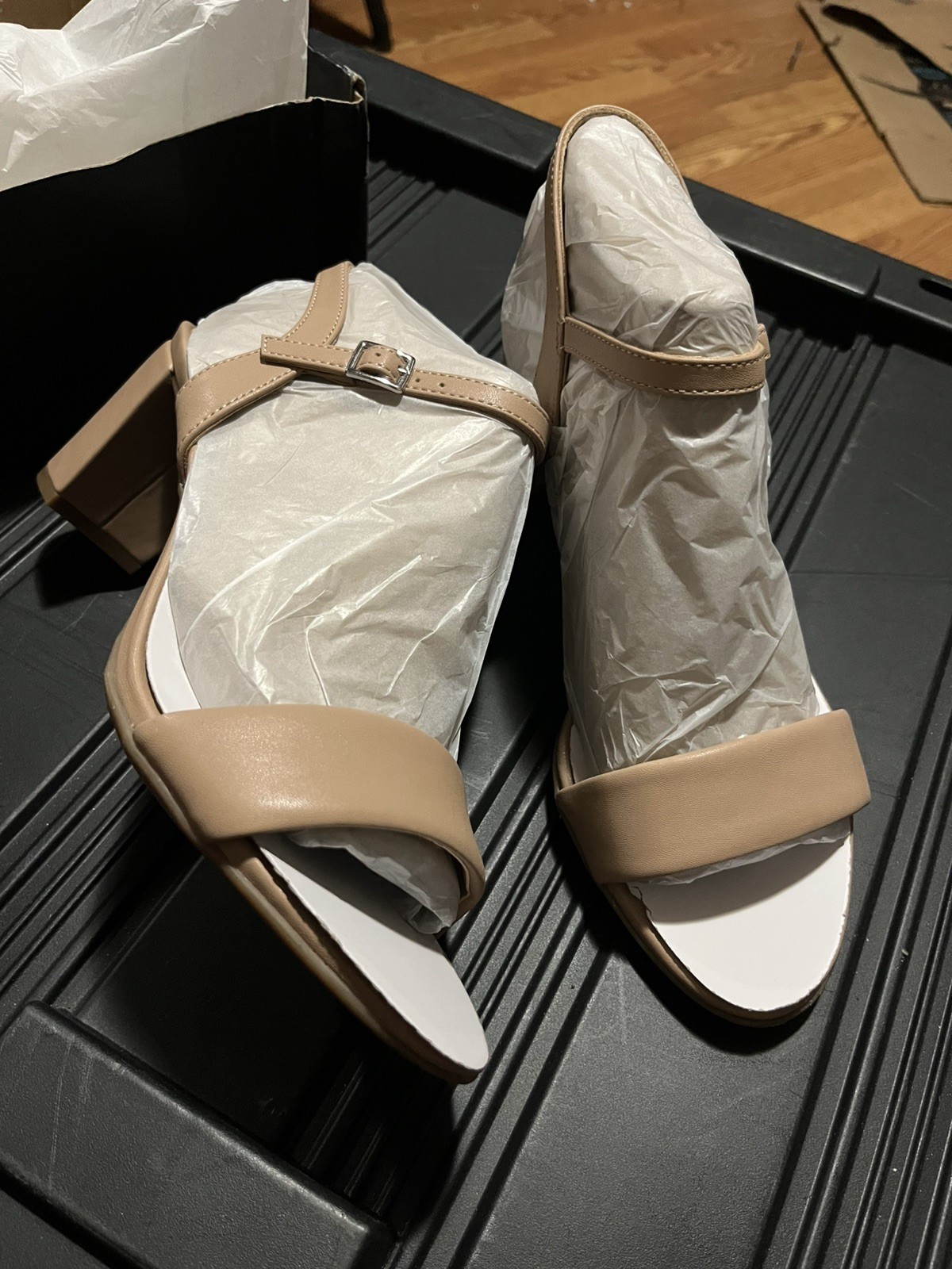 Naturalizer Bristol Sandal – Creme Brulee Size 10 wide short chubby heel women