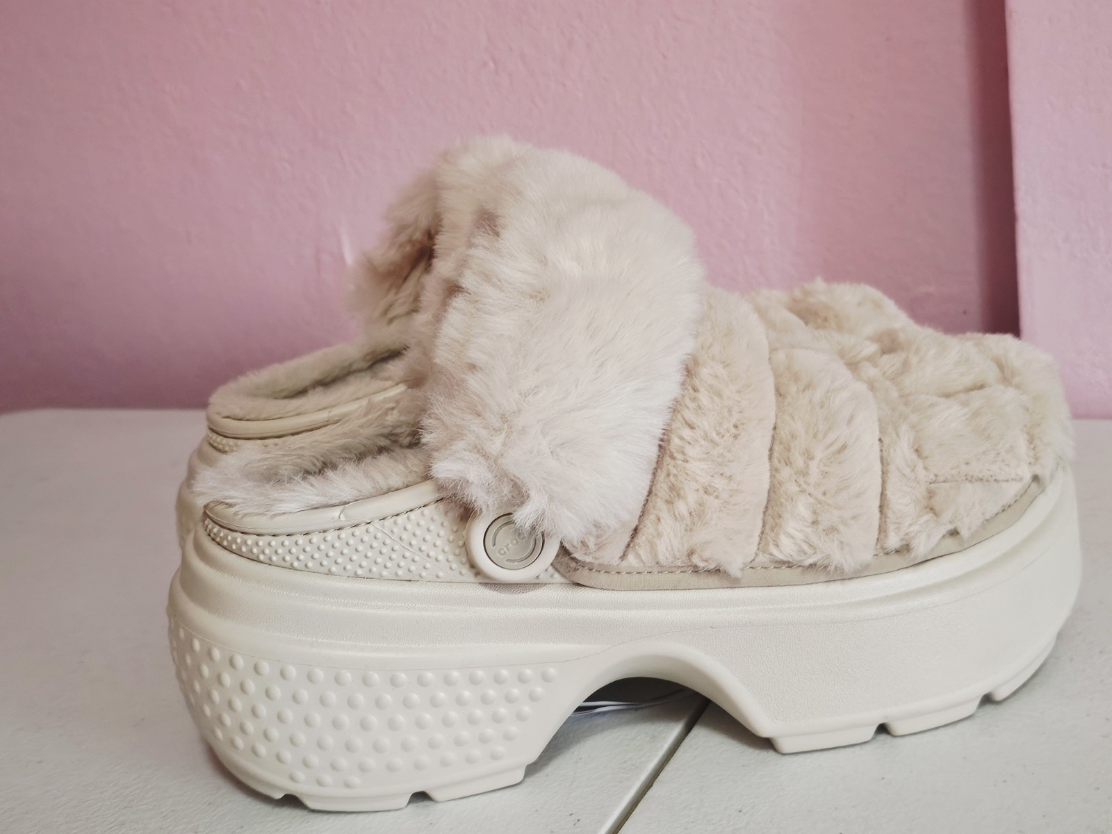 CROCS Women’s Stomp Platform Faux Fur Quilted Clogs in Stucco Tan Sz 8