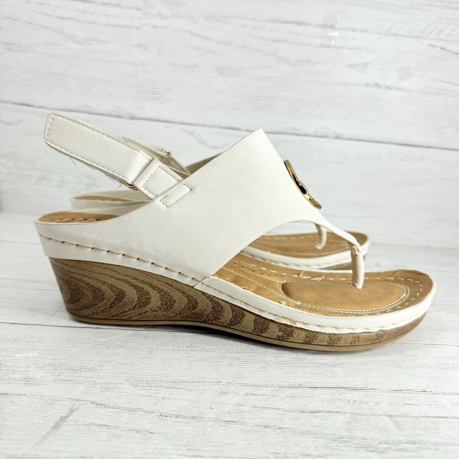 Aerosoles Amity 15L Size 10 Thong Sandals White Wedge Back Strap Wood Grain
