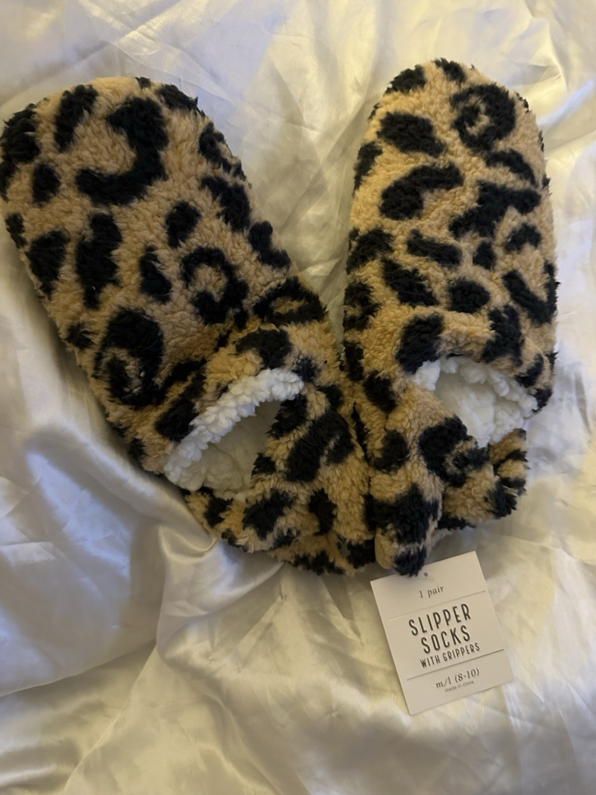 Auden 2 pairs of Fuzzy slipper socks. Leopard Print & Solid White Sz M/L (8-10)