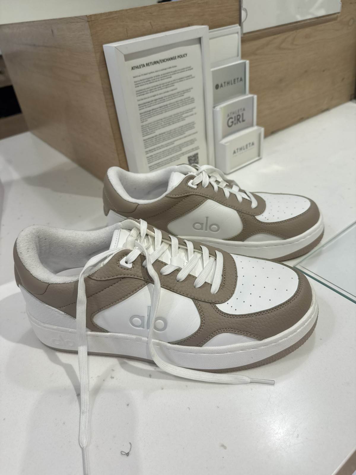 Alo Shoes Womens 7 & 8.5 White Tan Leather Low Top Casual Comfort Sneaker A0685U
