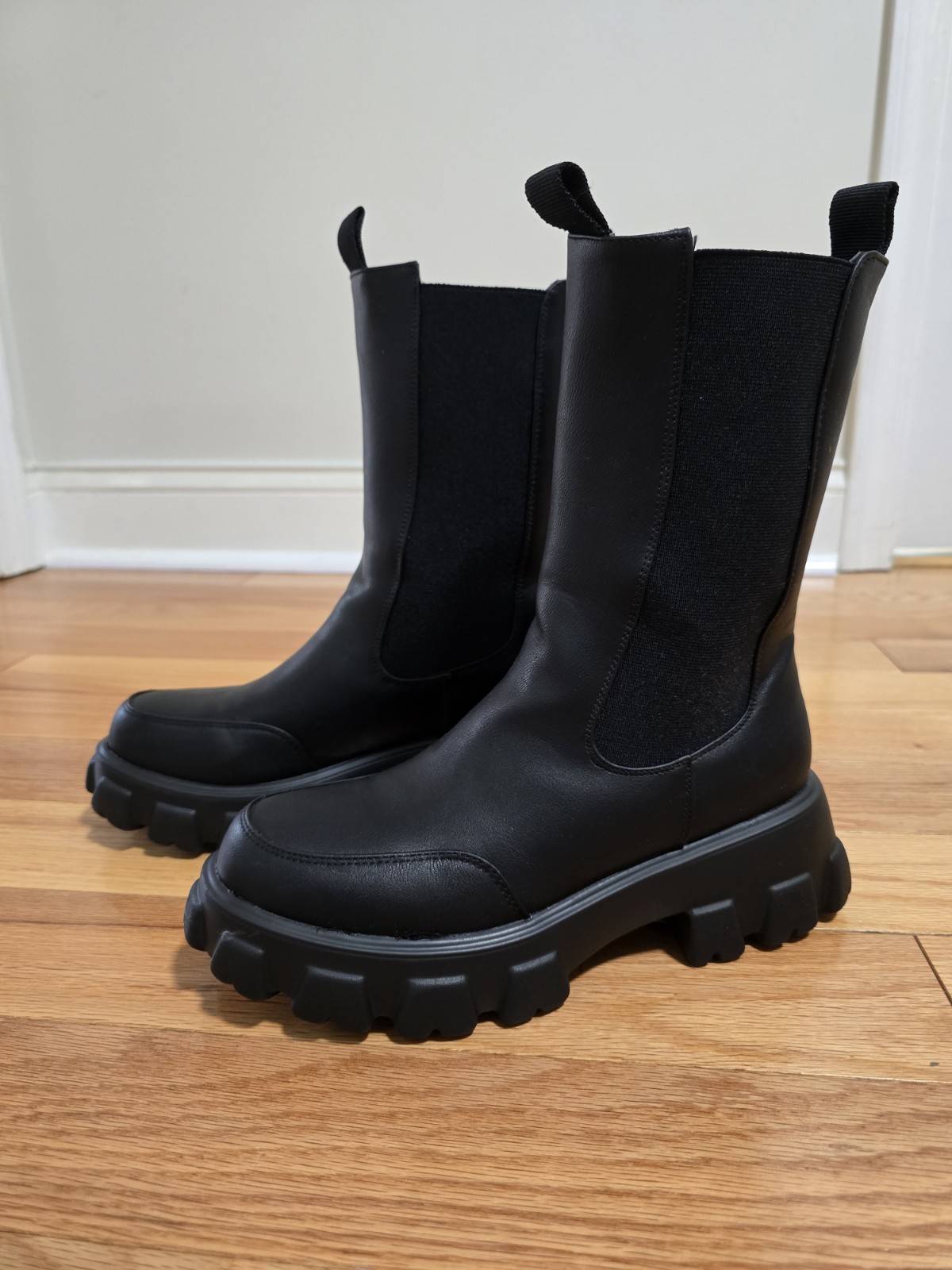 Journee Collection Women’s Vista Lug Sole Chunky Black Chelsea Boots Size 7.5