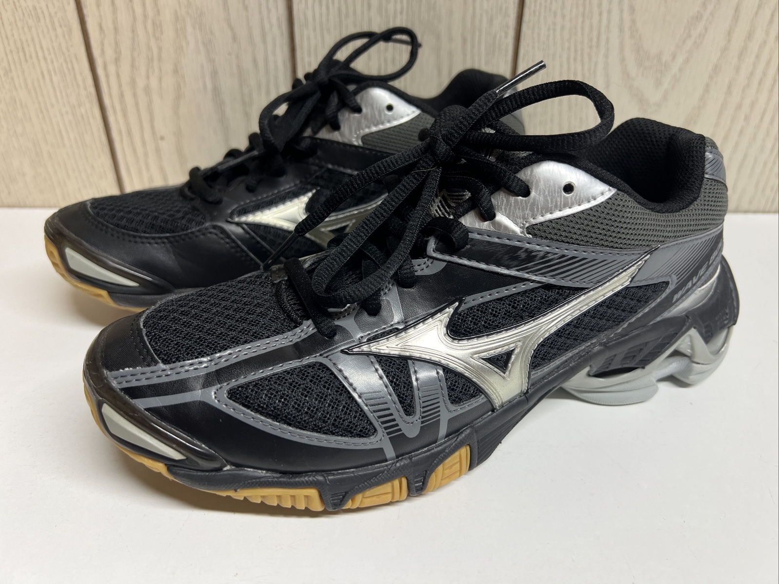 Mizuno Wave Bolt 6 Volleyball Shoes – Women’s size 8 retails $100!