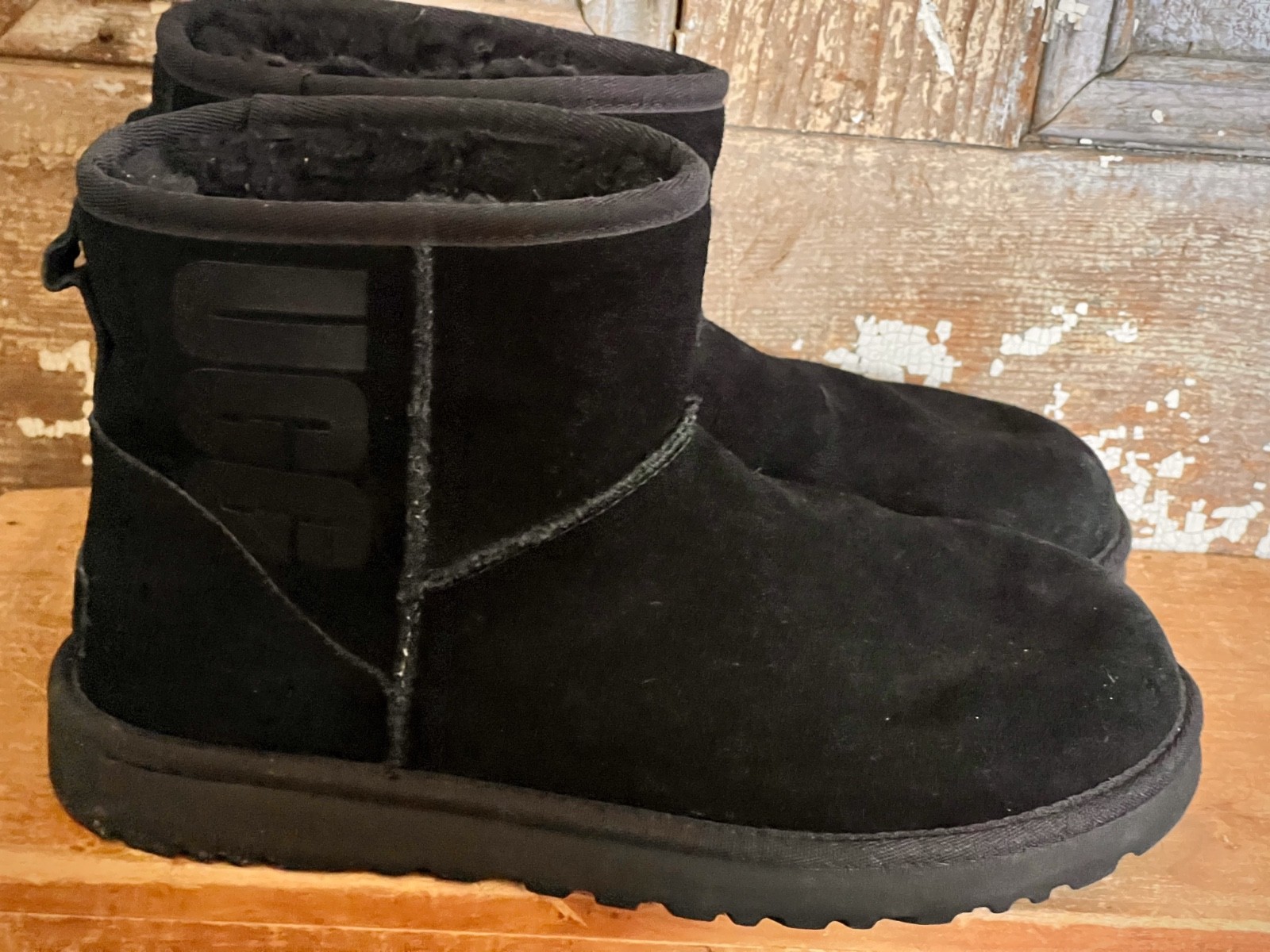 UGG CLASSIC MINI UGG RUBBER LOGO BLACK SUEDE WOMEN’S BOOTS SIZE US 8/UK 6
