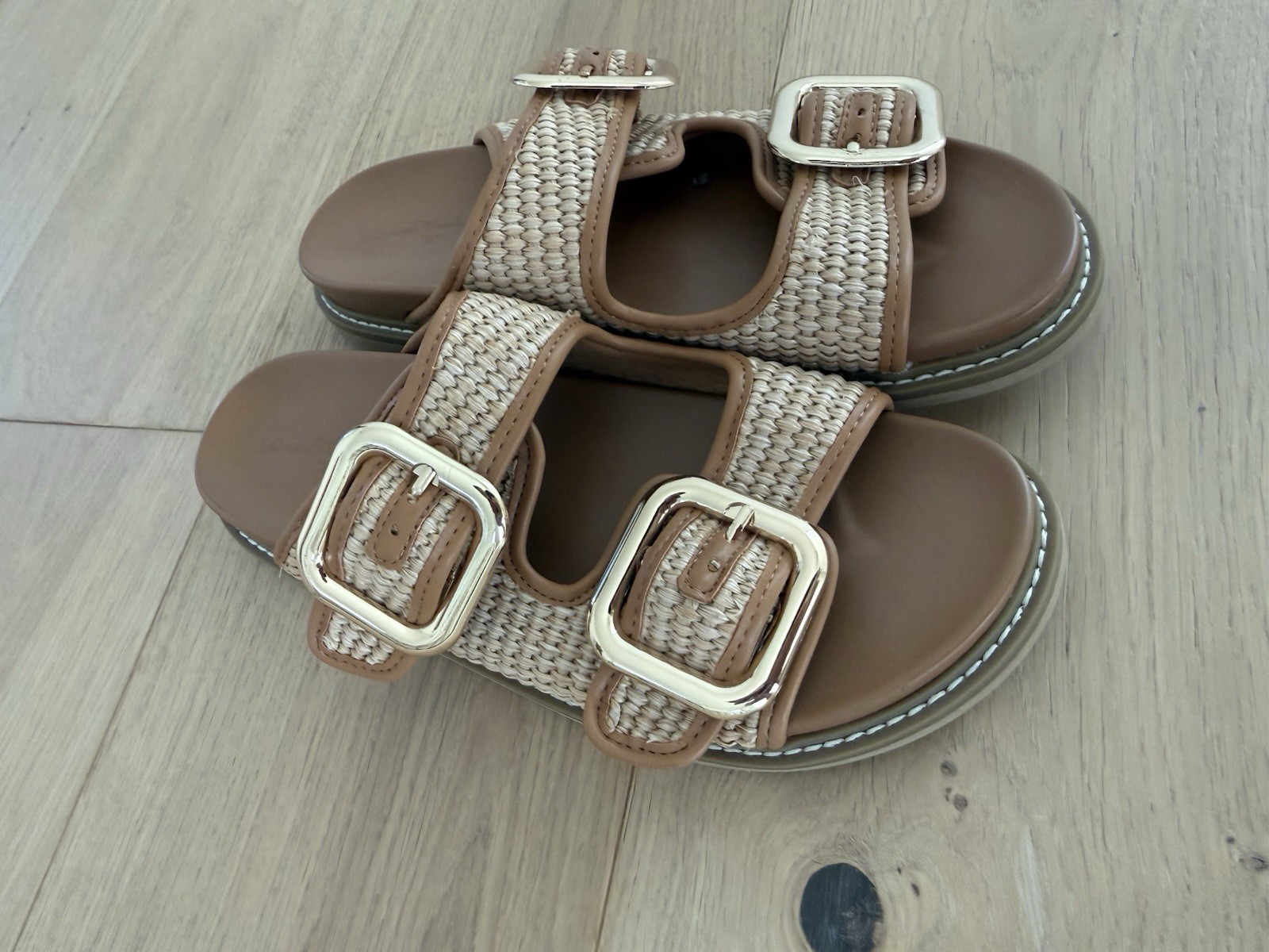 New Women’s Tan Woven Buckle Sandals – Universal Threads size 8.5