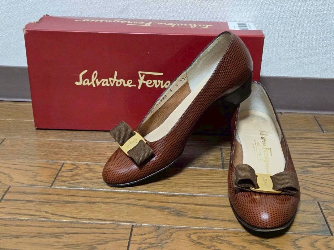 Ferragamo Salvatore women’s pumps with ribbon and villa embossed pattern brown